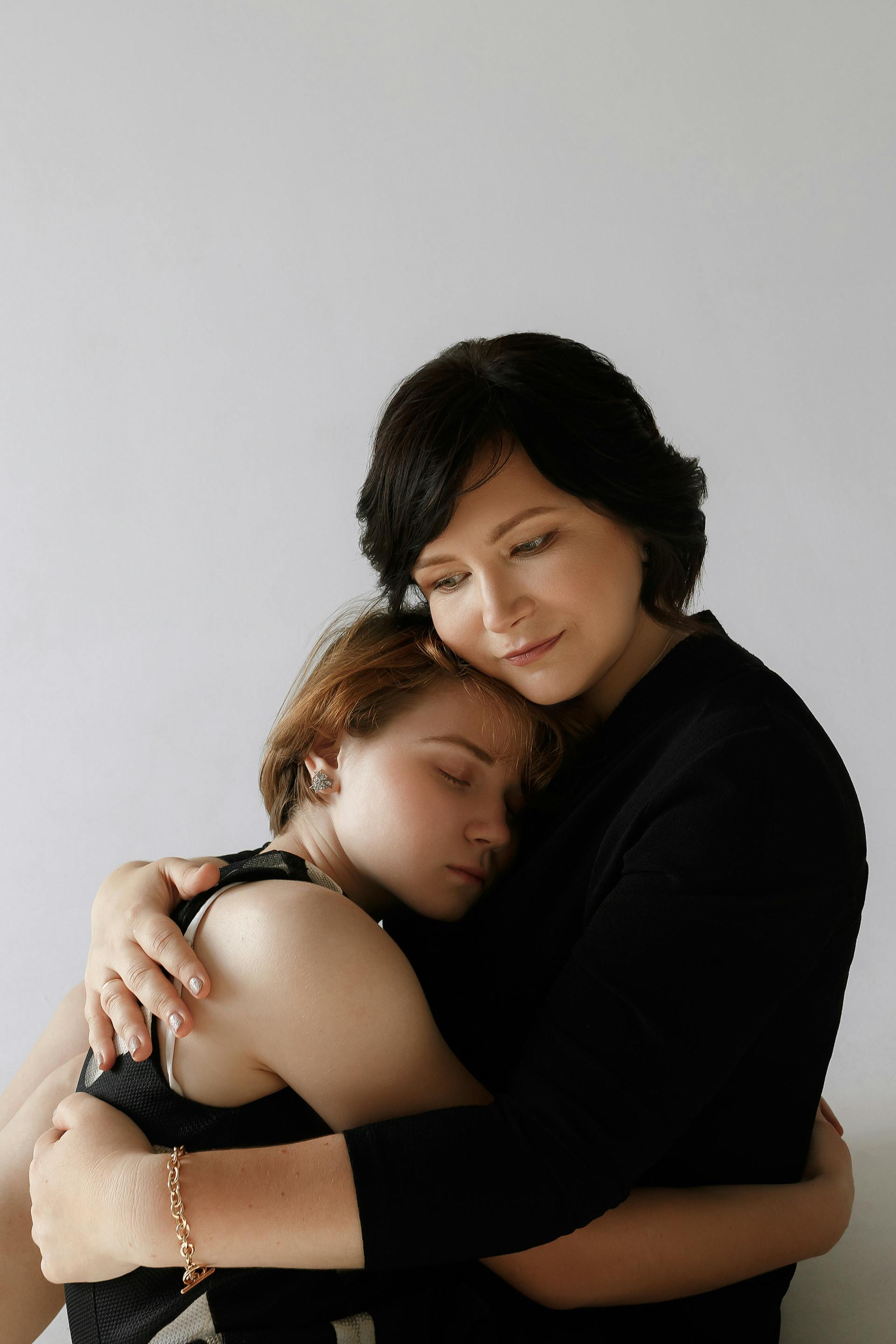 A mother and daughter hugging | Source: Pexels