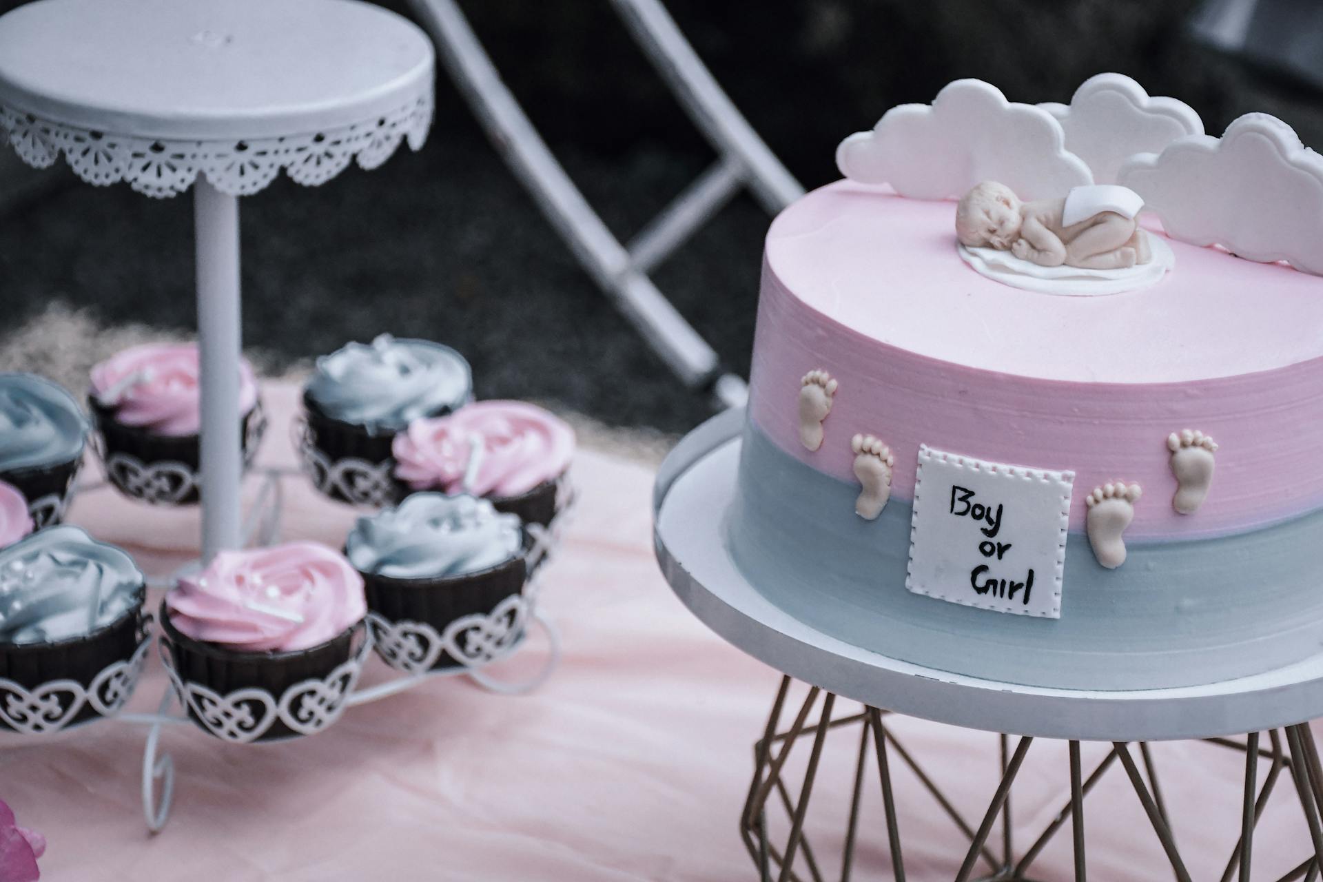 A pink and blue cake | Source: Pexels