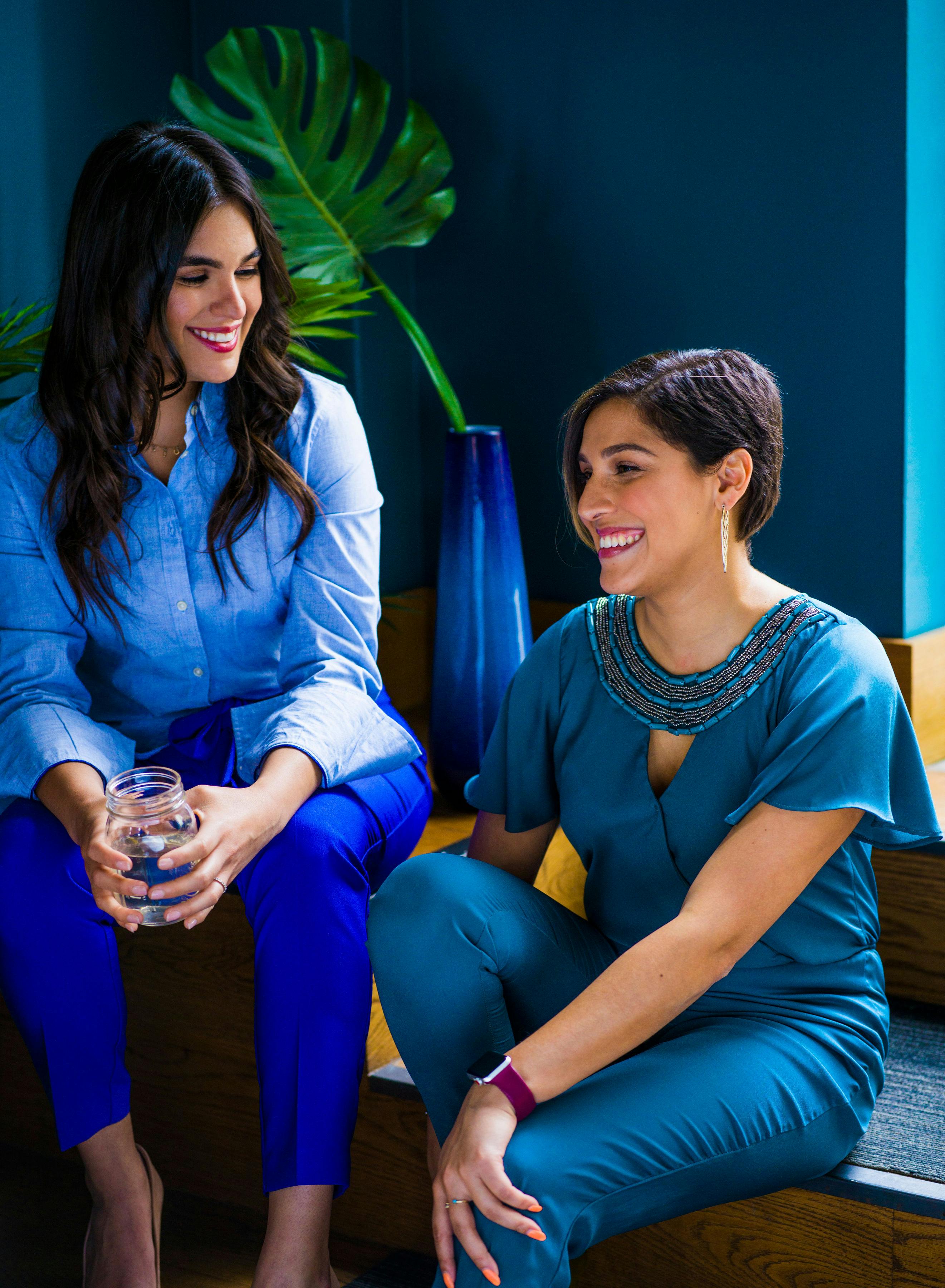 Two women talking | Source: Pexels