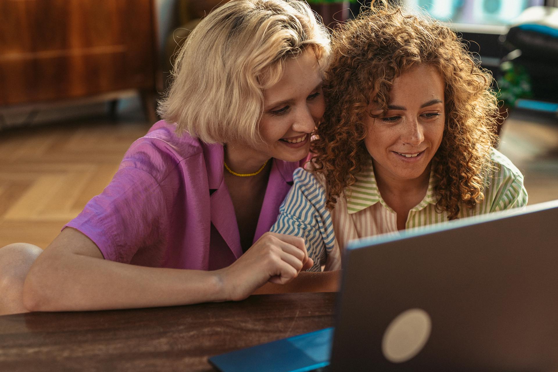 Happy friends | Source: Pexels