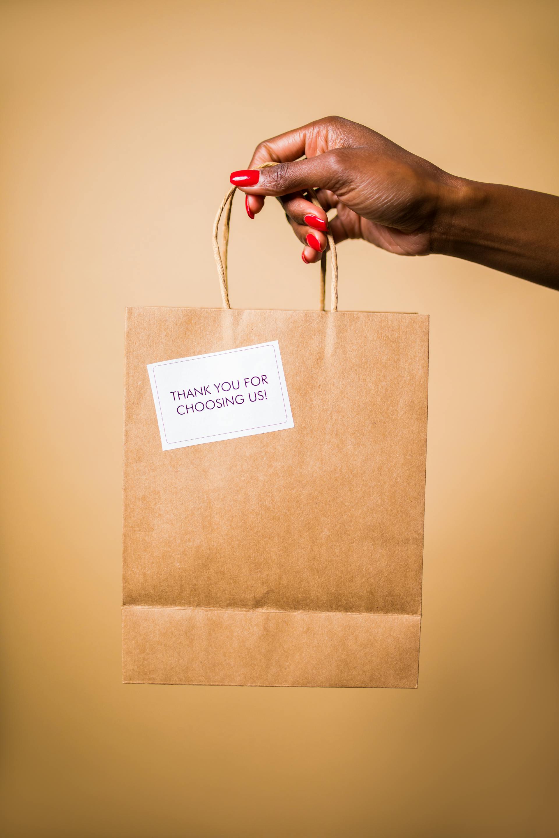 A woman holding a bag | Source: Pexels