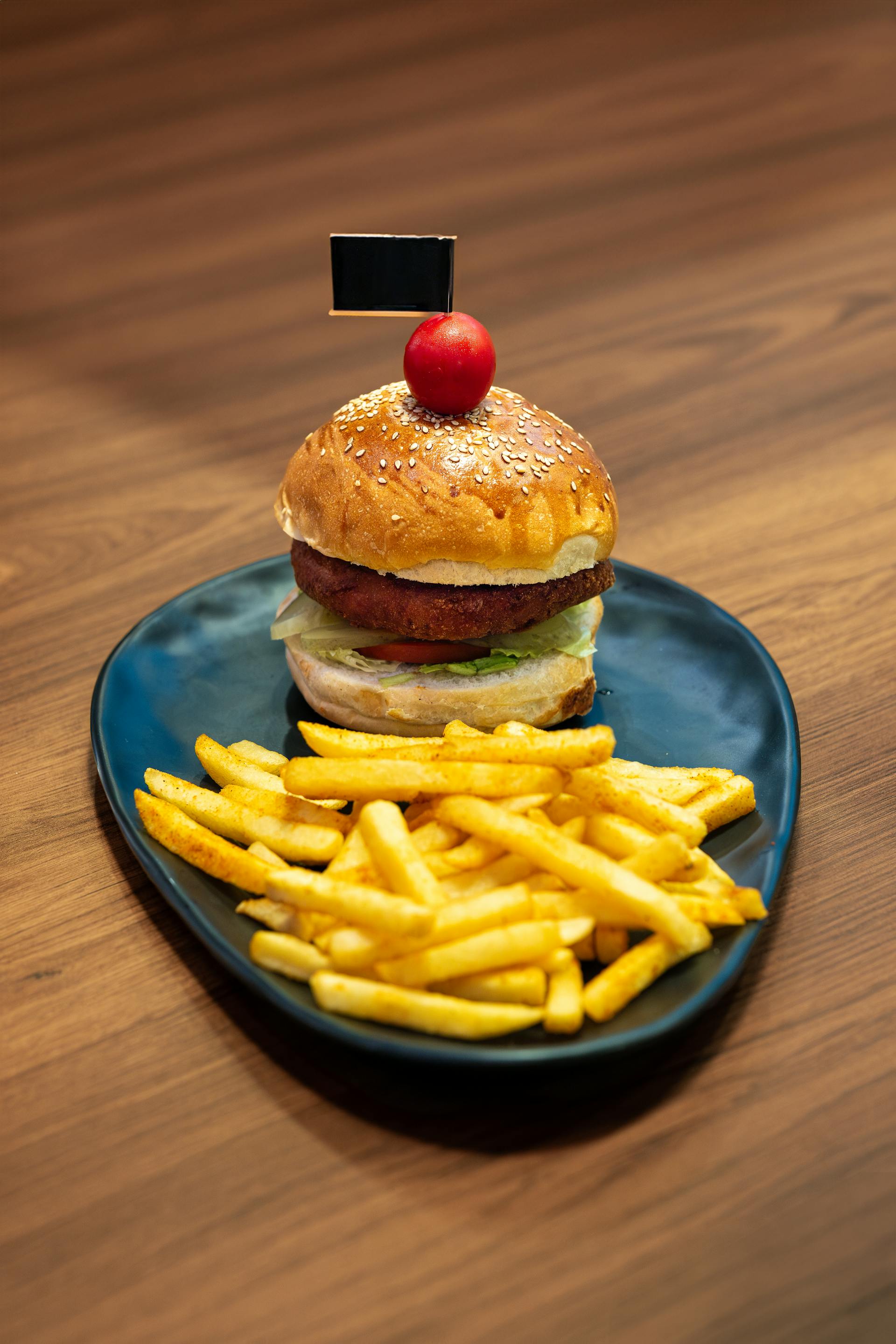 A burger with fries | Source: Pexels