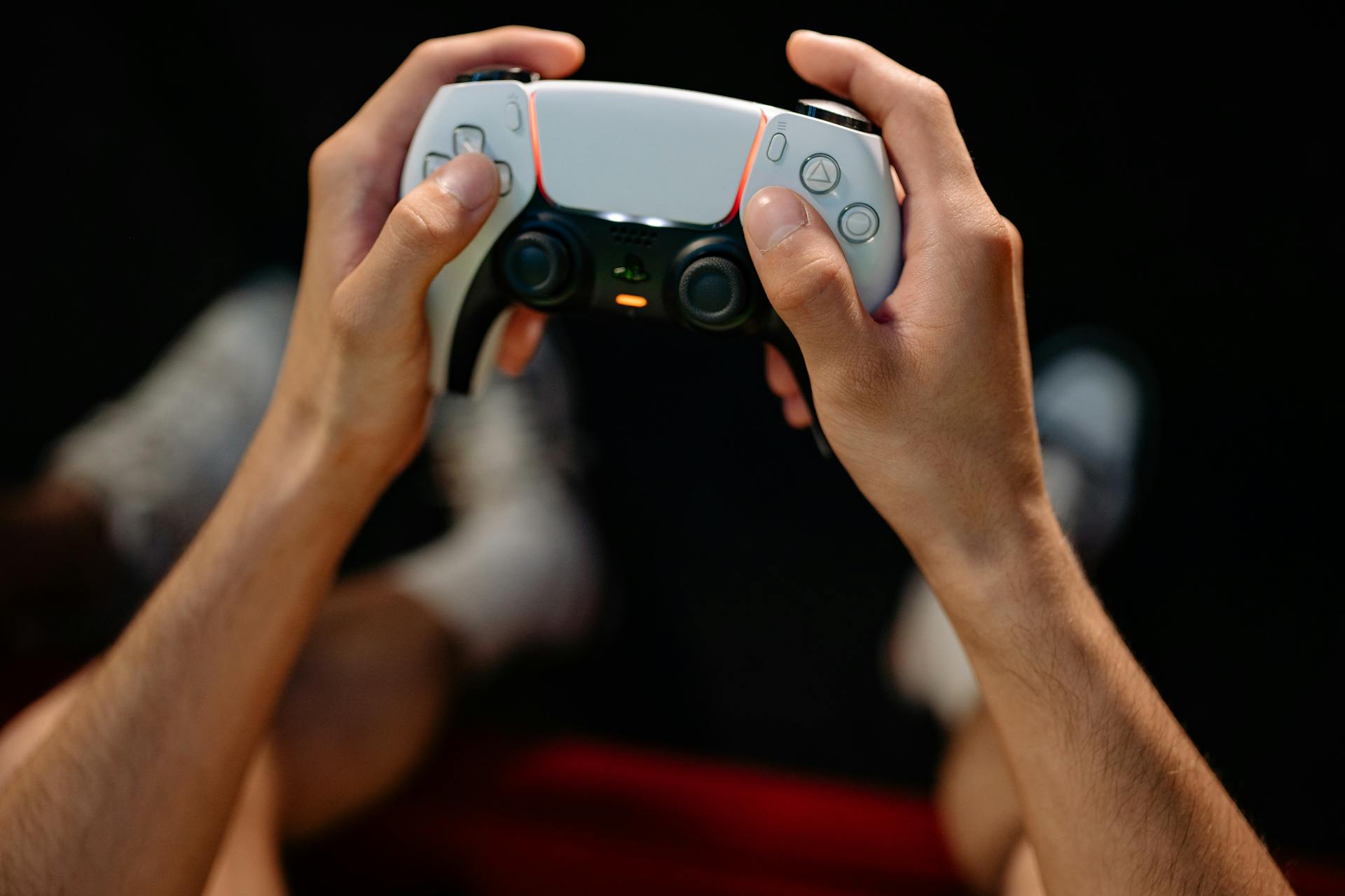 A person holding a game controller | Source: Pexels