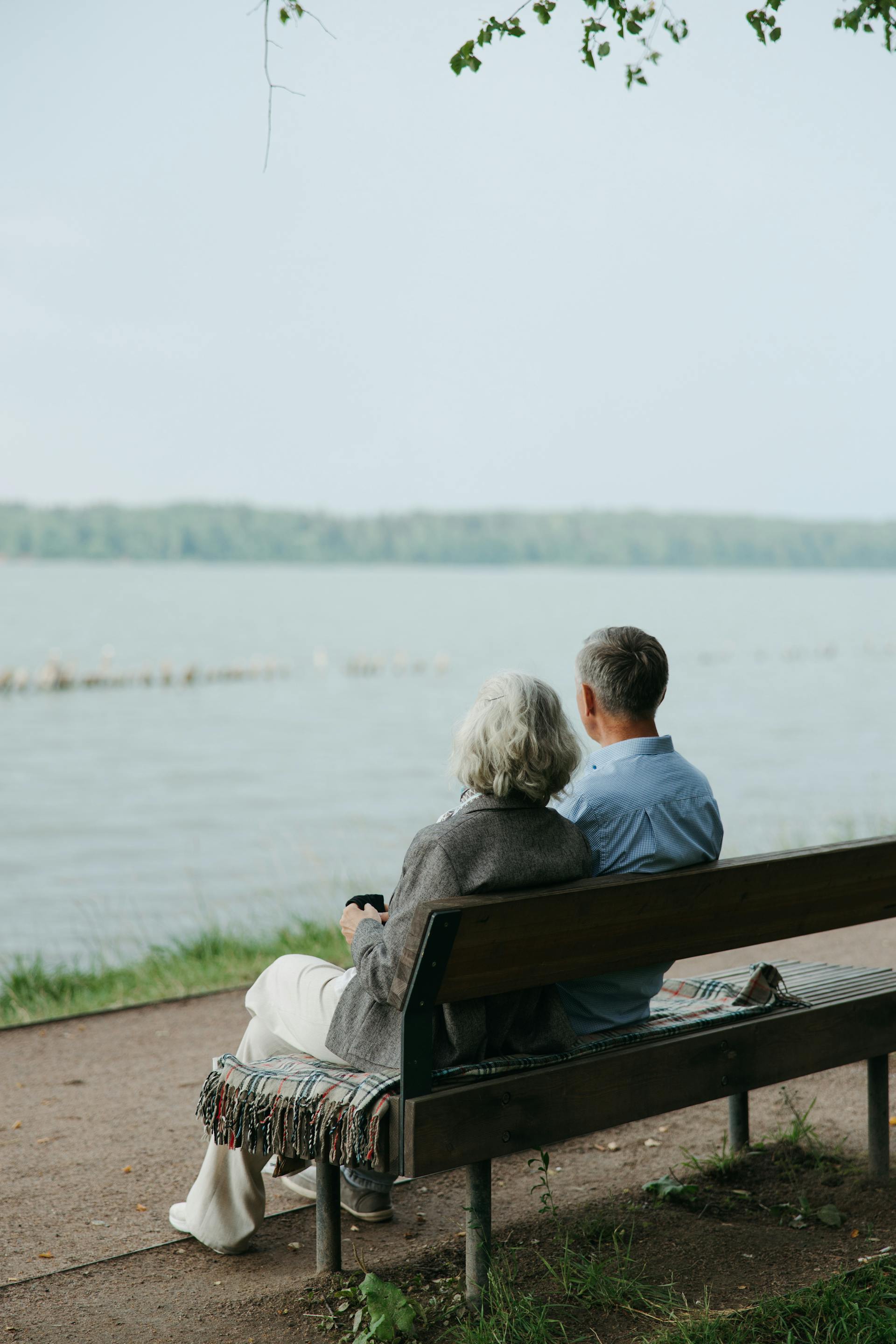 A senior couple sitting on a bench | Source: Pexels