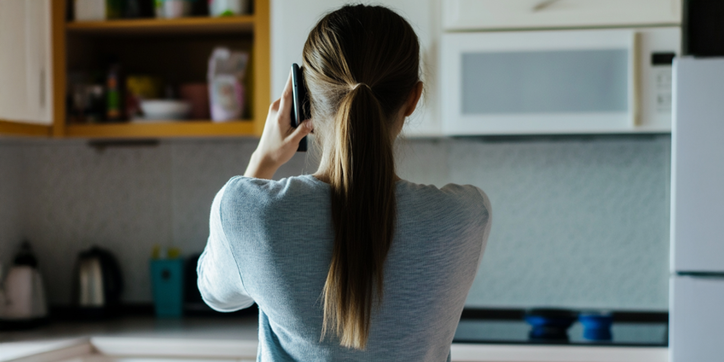 A young woman talking on her phone | Source: Amomama