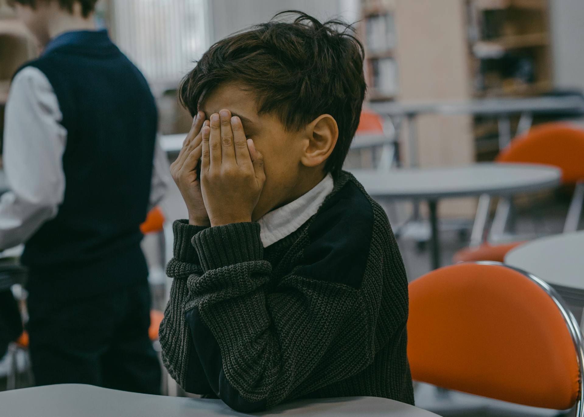 A boy sitting in a classroom | Source: Pexels