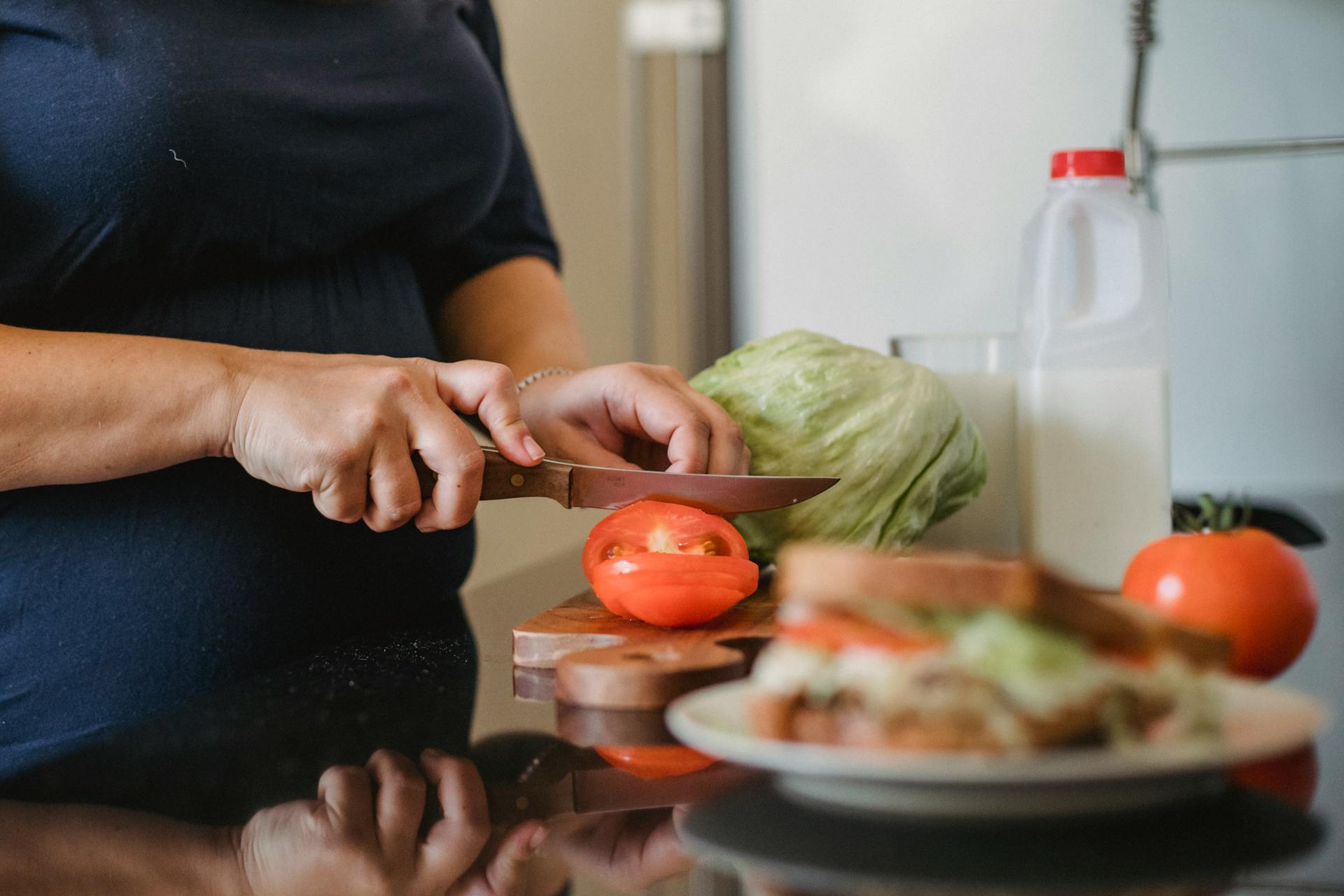 A woman working in a kitchen | Source: Pexels