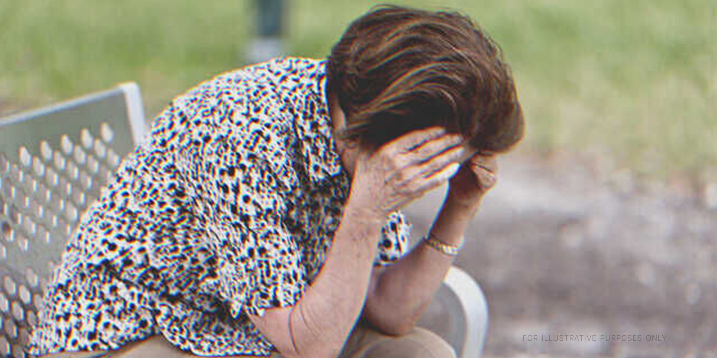 Senior woman looking worried on a bench | Source: Getty Images