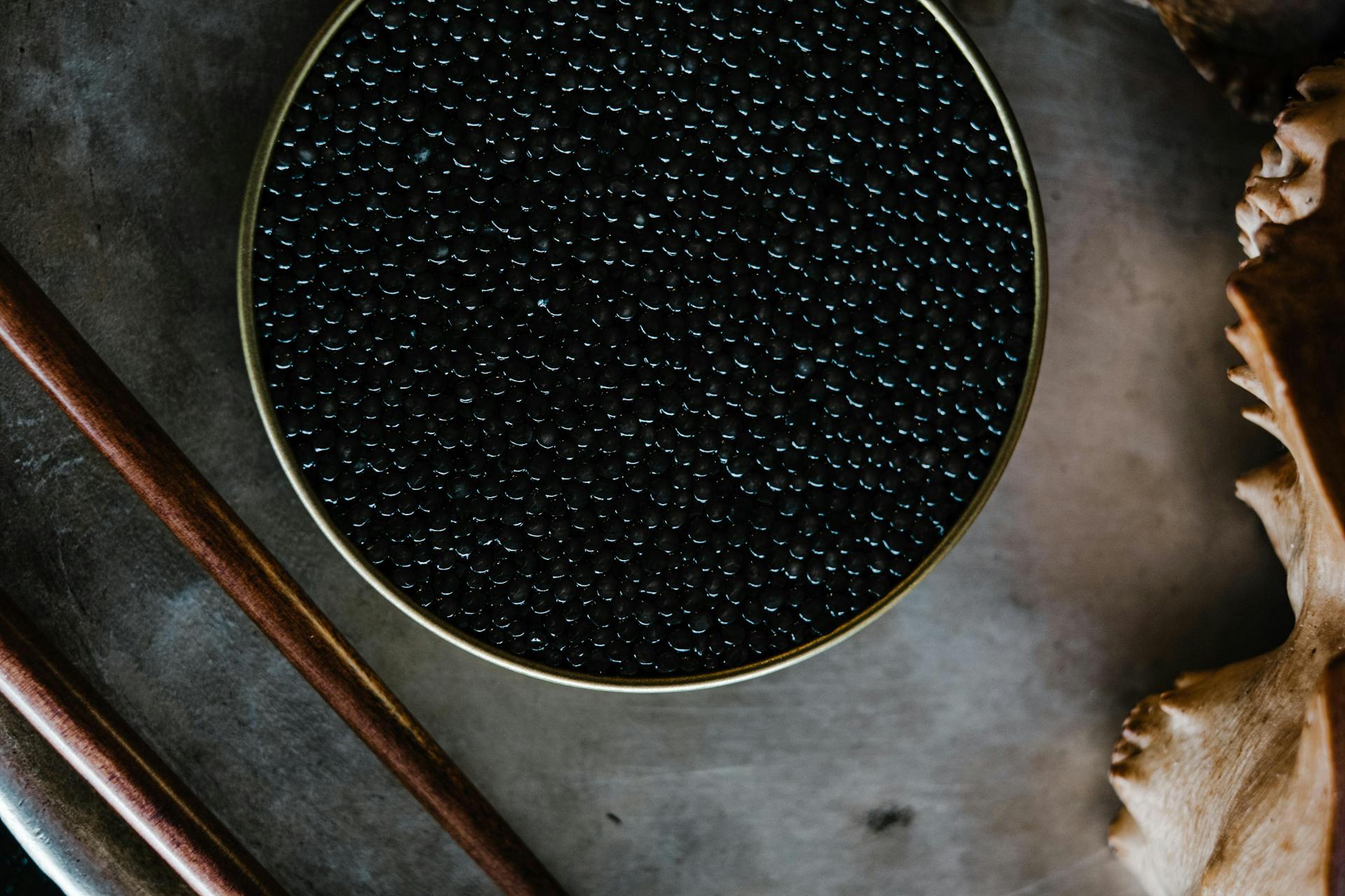 Una lata de caviar | Fuente: Pexels