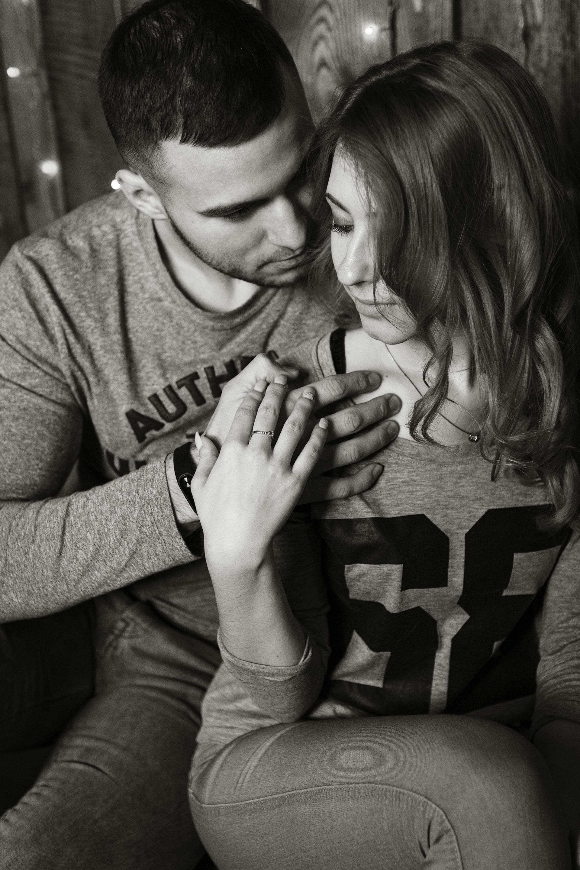 A couple sitting close together | Source: Pexels