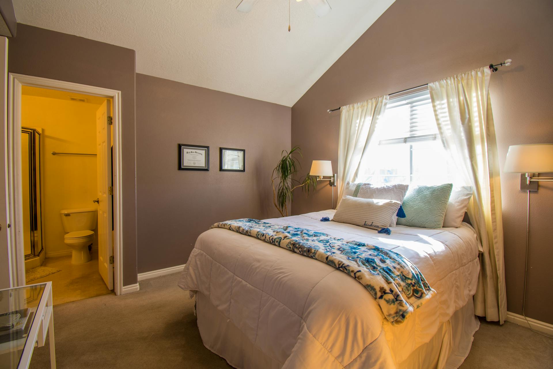 A bedroom with an ensuite bathroom | Source: Pexels