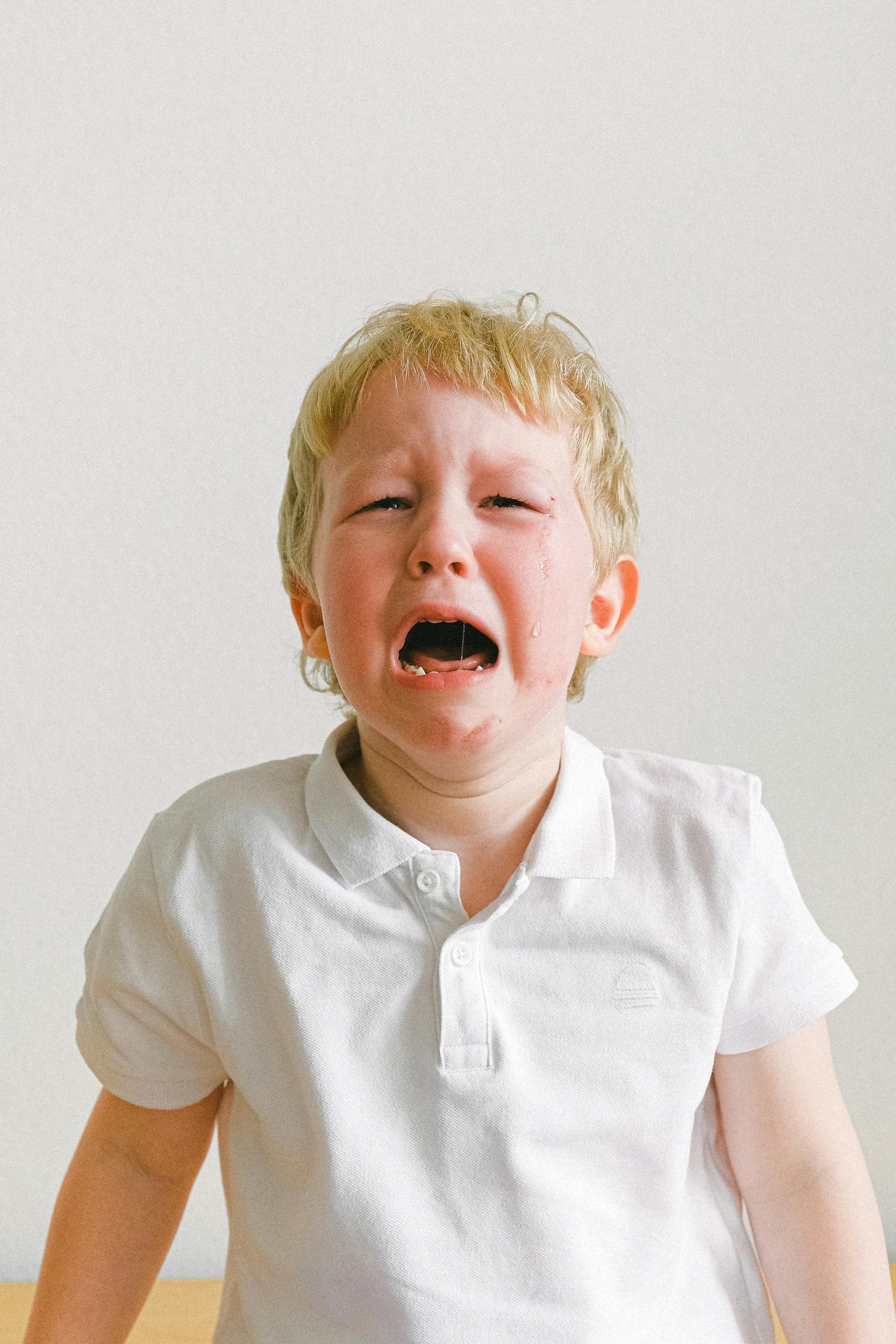 A distressed and teary-eyed little boy | Source: Pexels