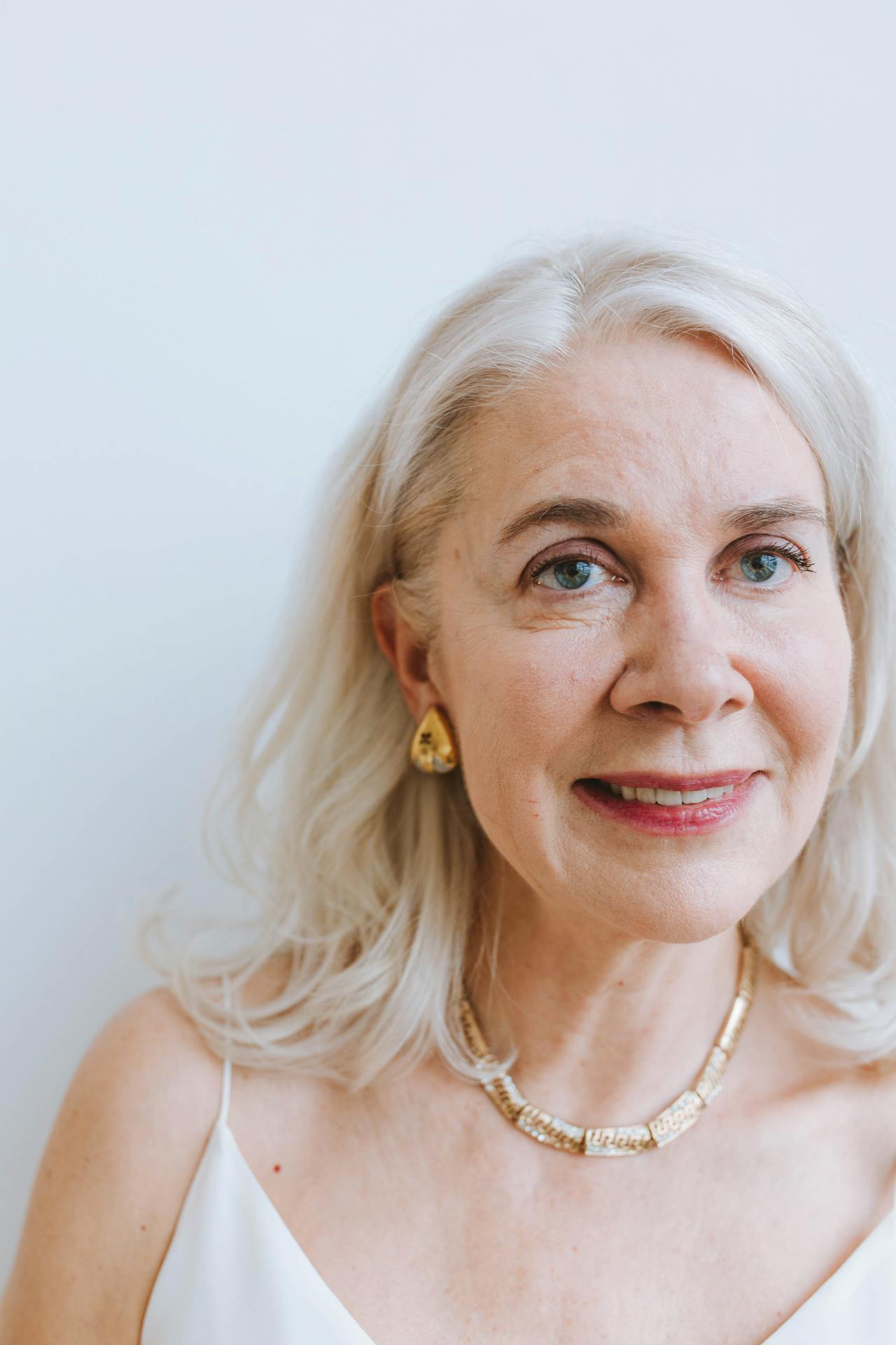 An elegant senior woman smiling | Source: Pexels
