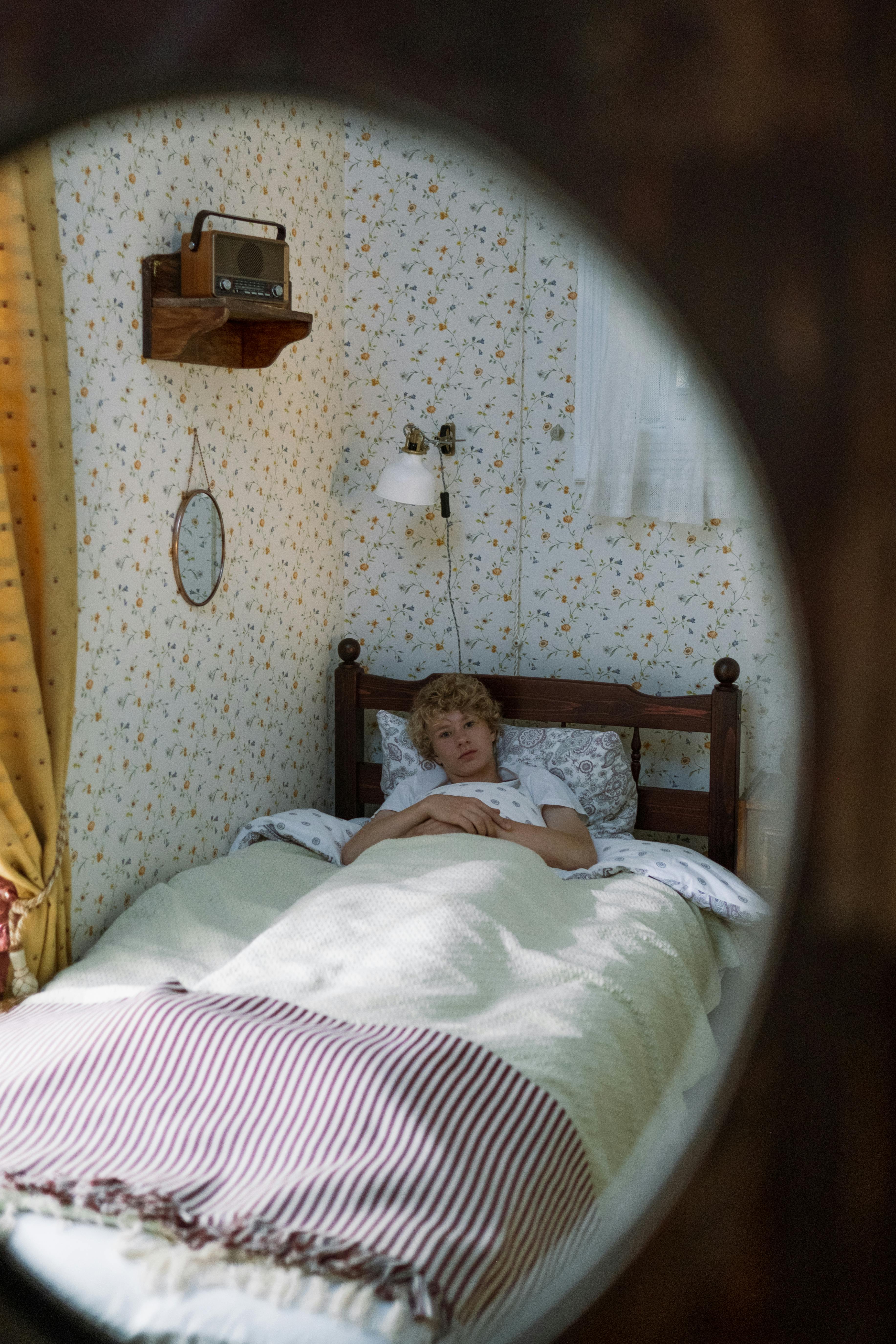 A boy lying in his bed | Source: Pexels