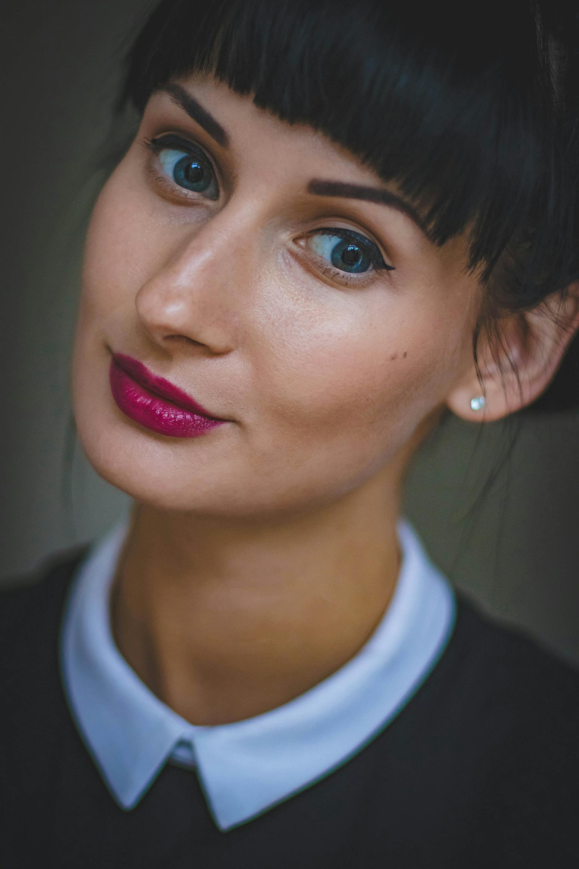 A woman with a curious expression | Source: Pexels