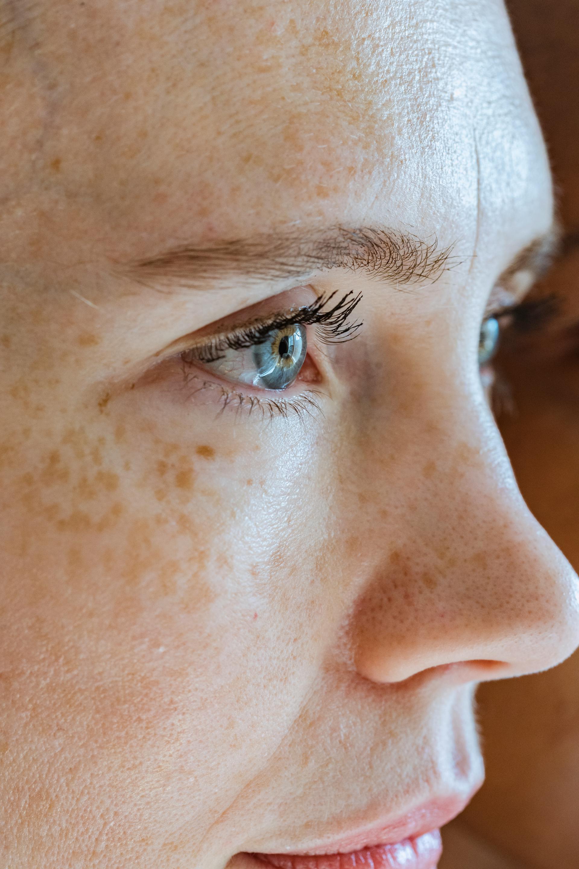 Uma mulher olhando para alguém | Fonte: Pexels