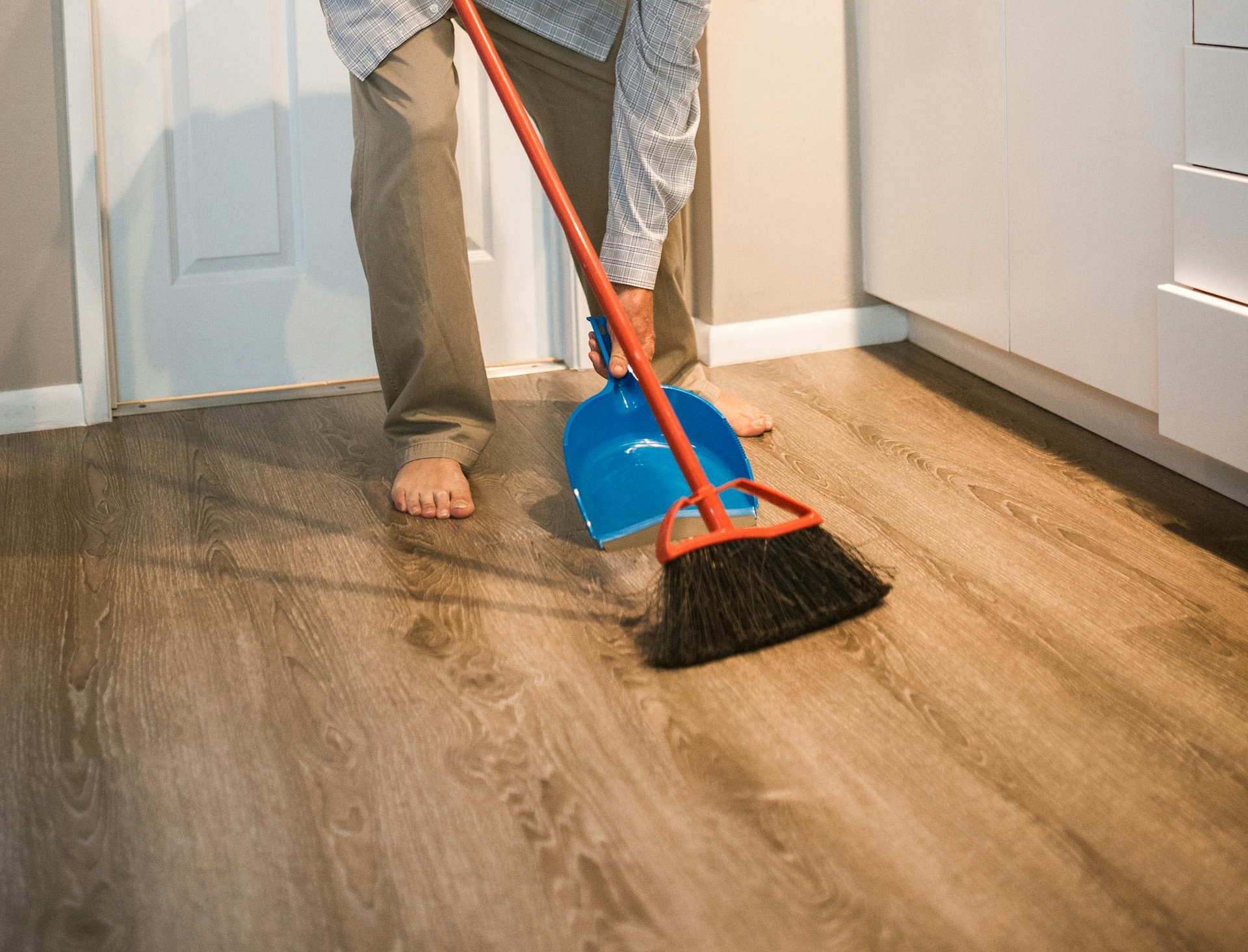 A man sweeping the floor | Source: Pexels