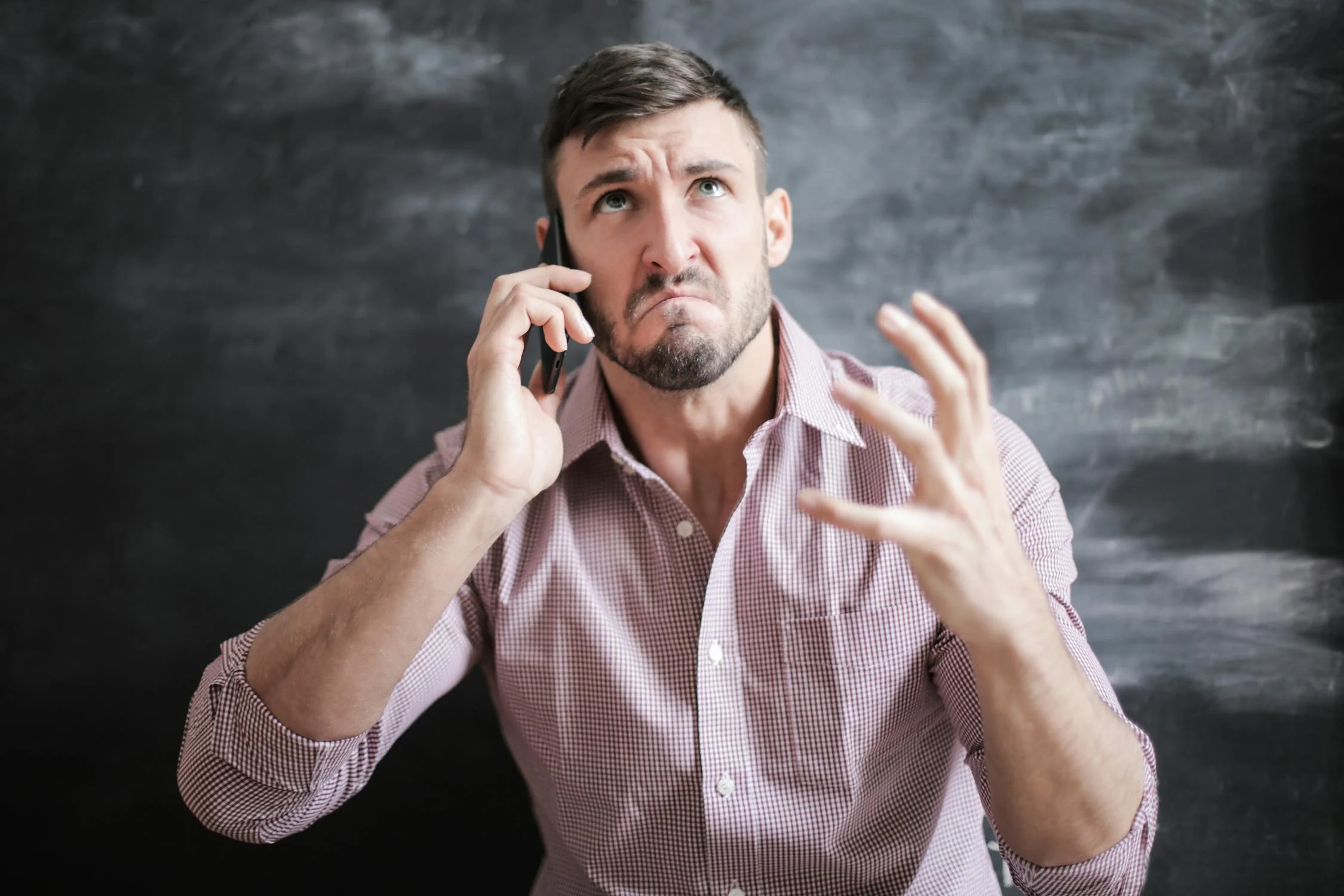 Um homem irritado falando ao telefone | Fonte: Pexels