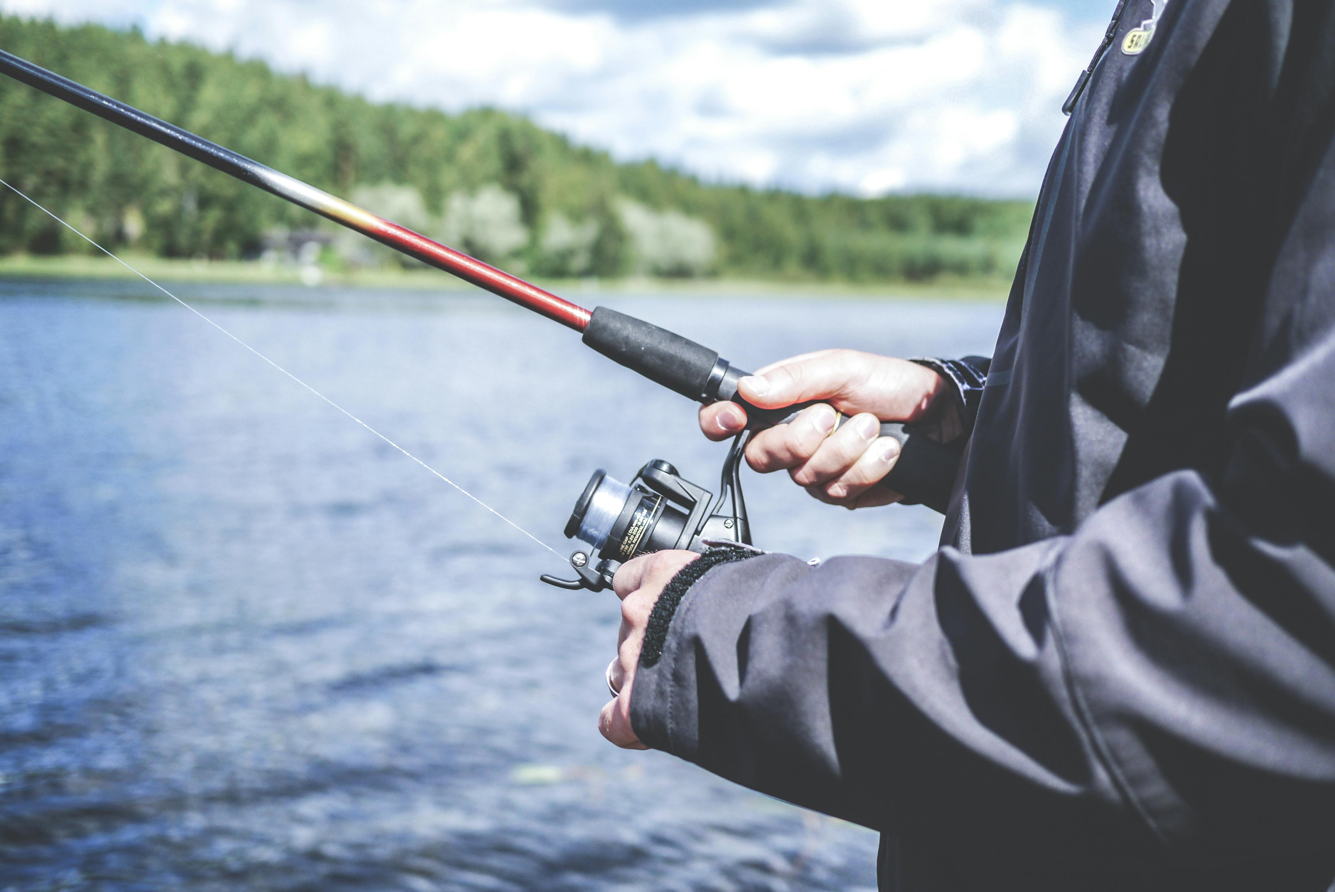 A person holding a fishing rod | Source: Pexels