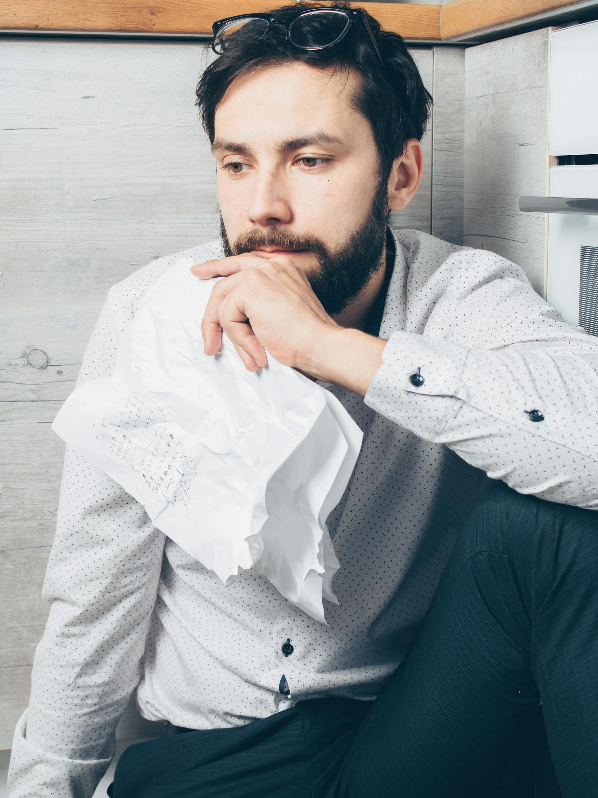A sad and thoughtful man sitting on the floor | Source: Pexels