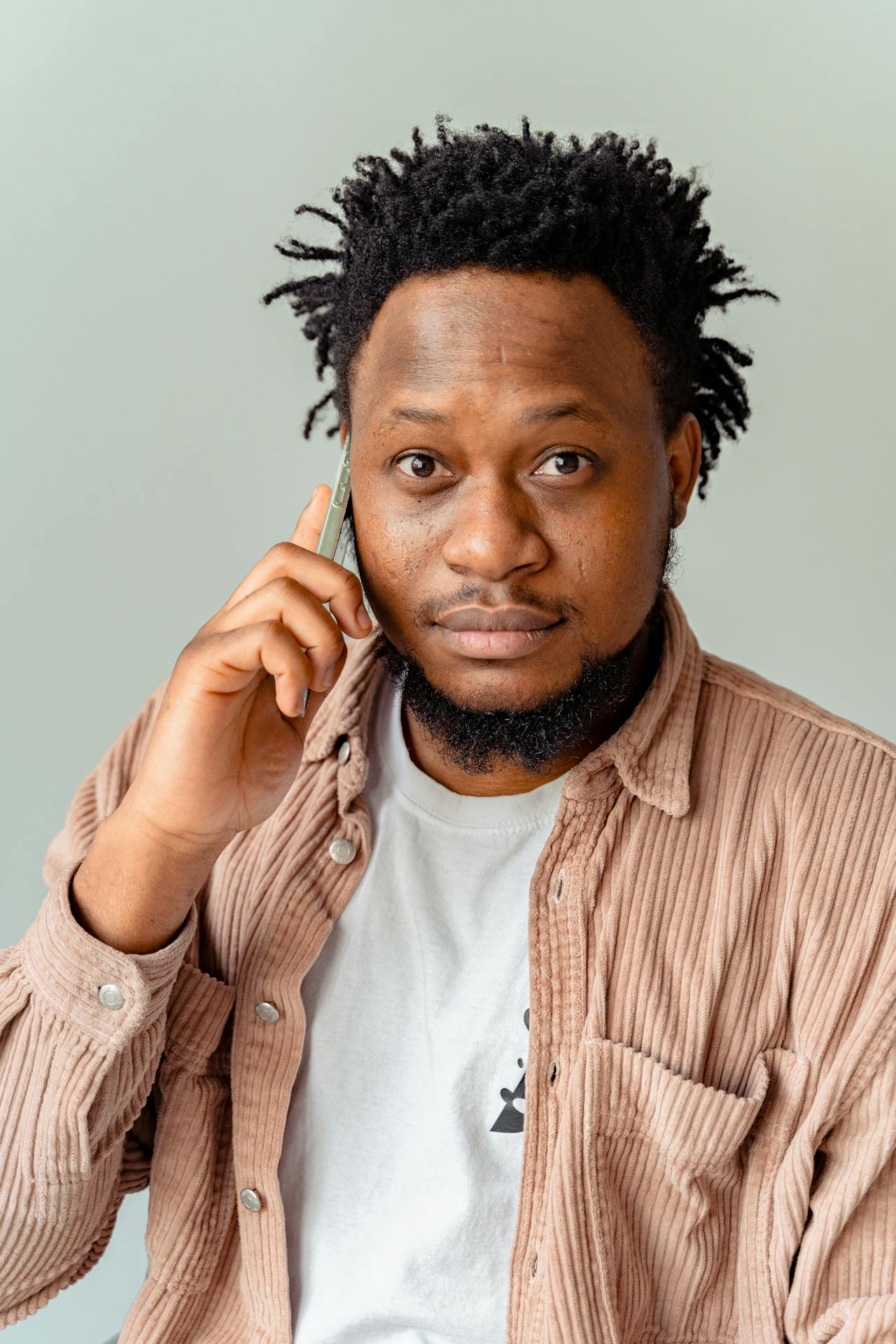 An annoyed man talking on the phone | Source: Pexels