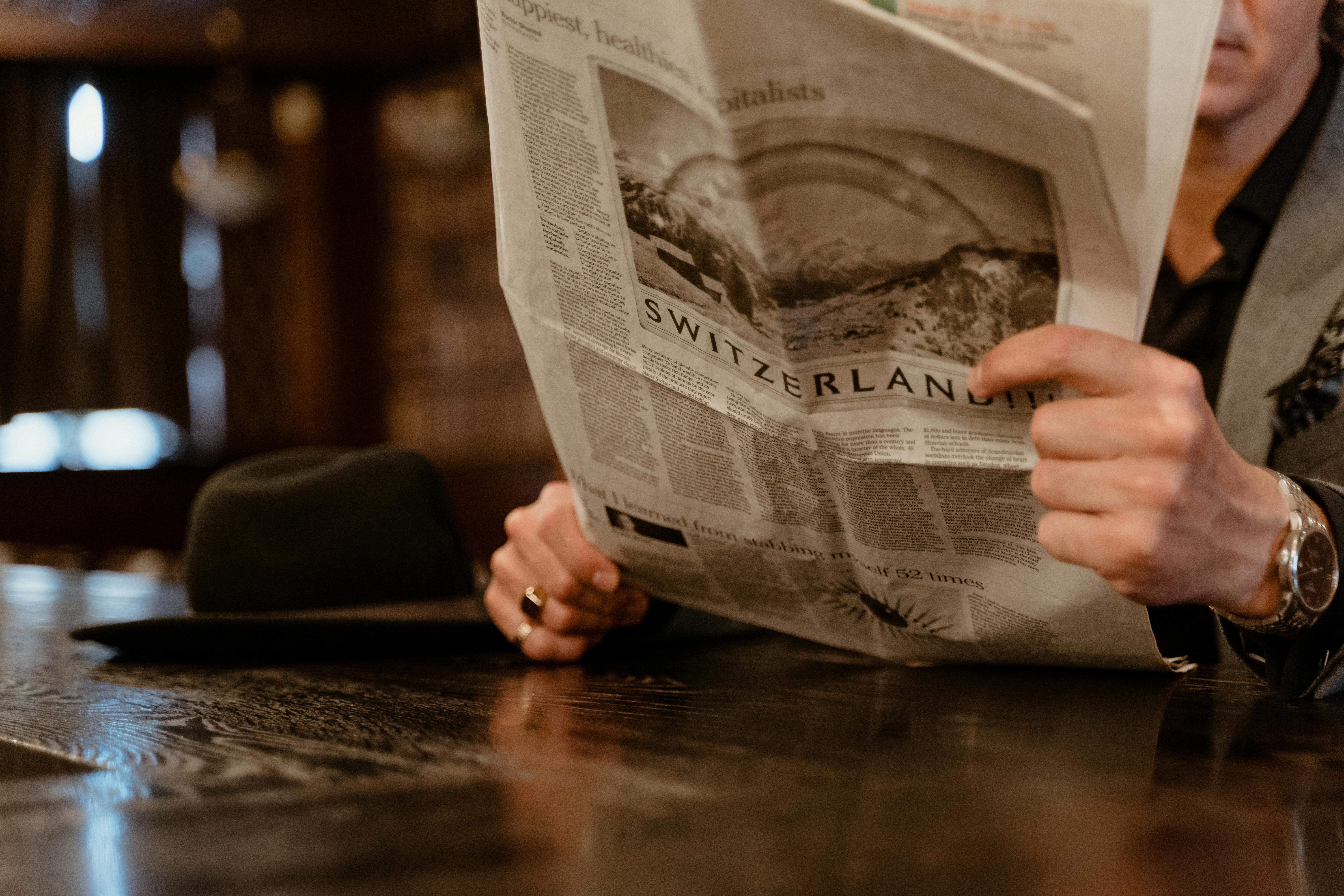 A man reading a newspaper | Source: Pexels