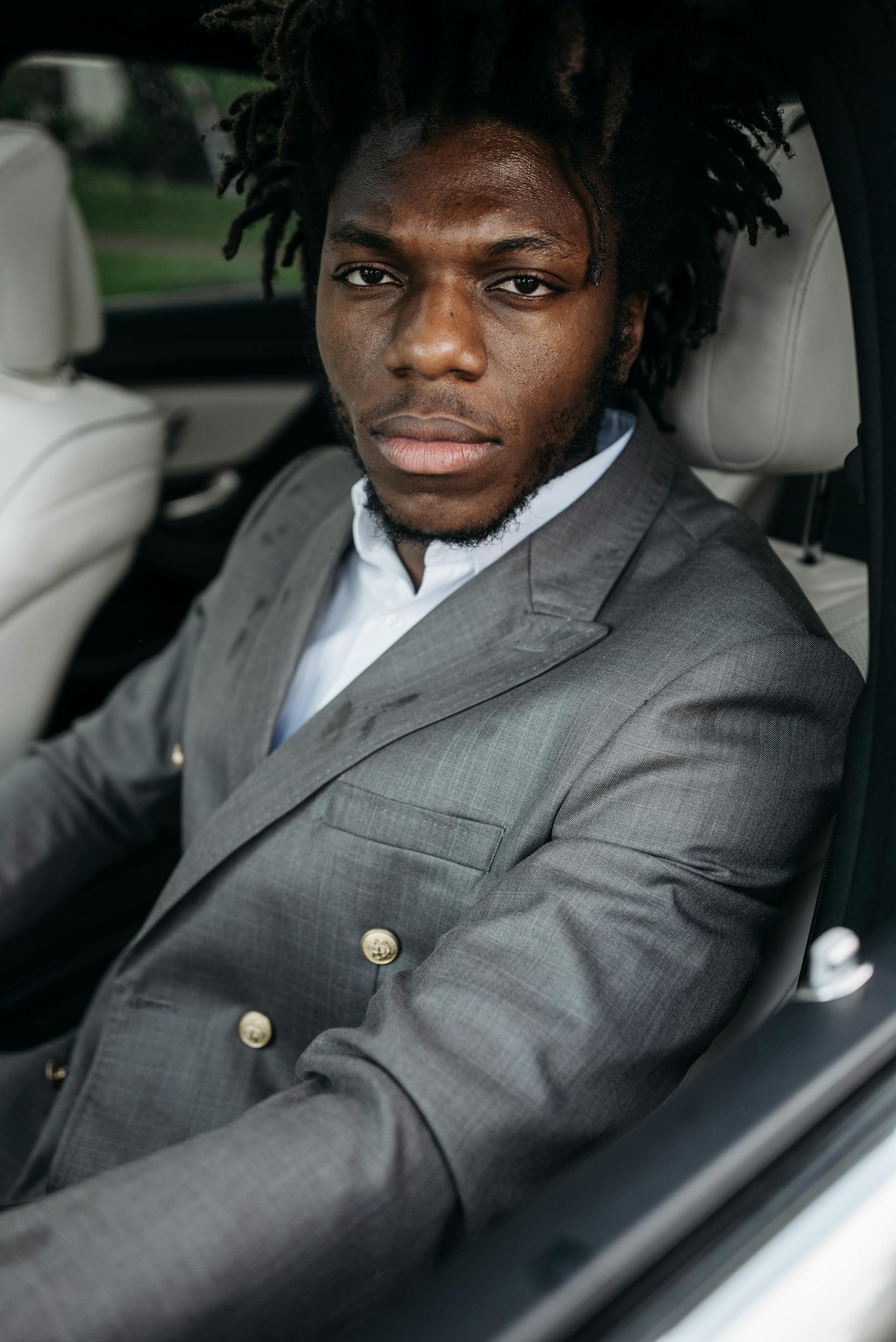 An unhappy man in a car | Source: Pexels