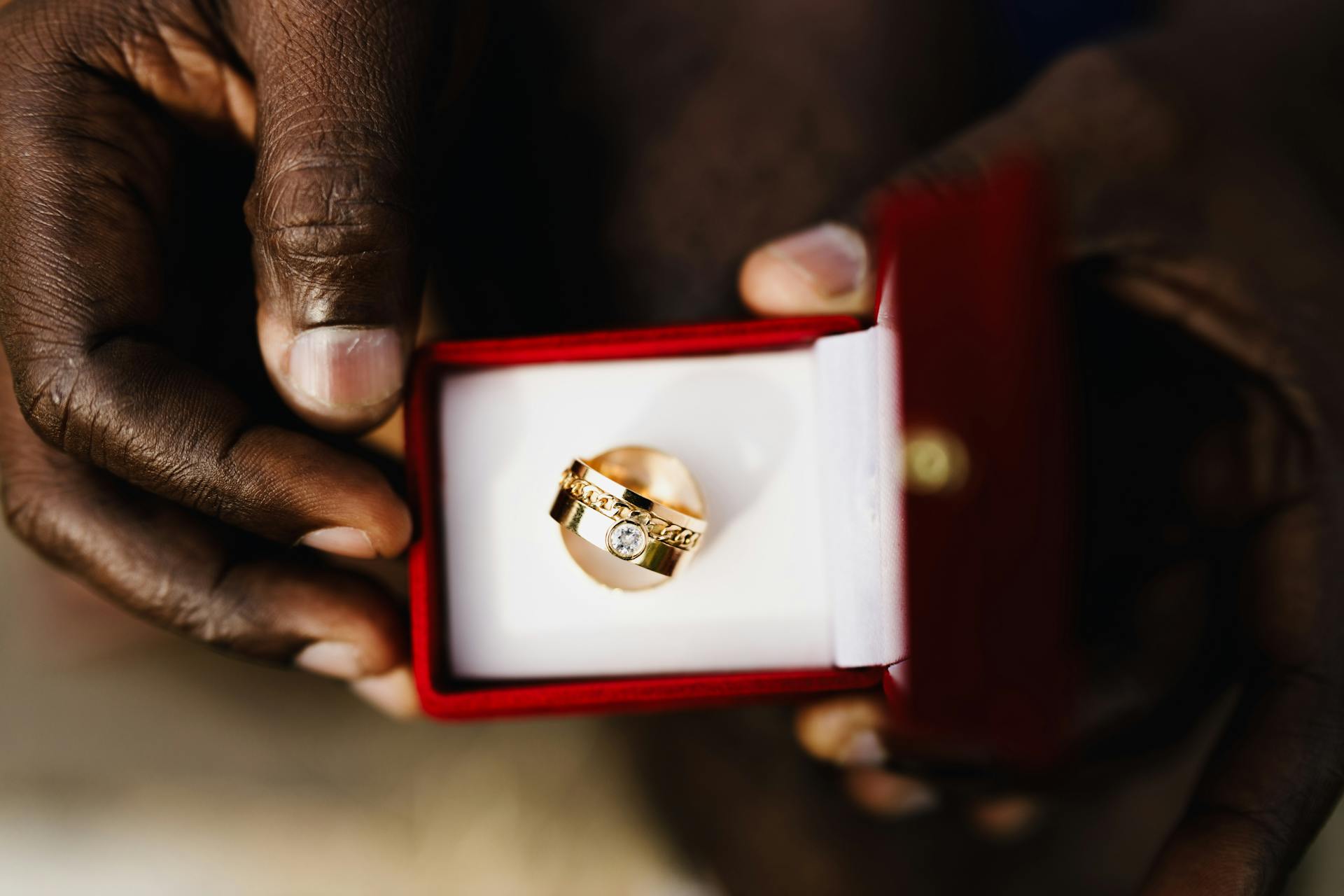 A man holding an open ring box | Source: Pexels