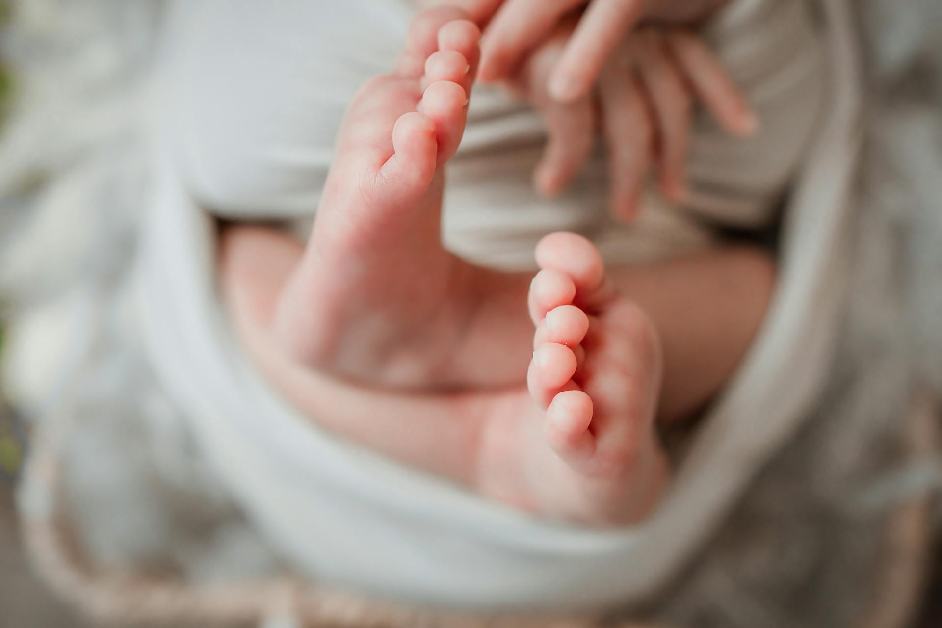 A newborn baby's feet and fingers | Source: Pexels