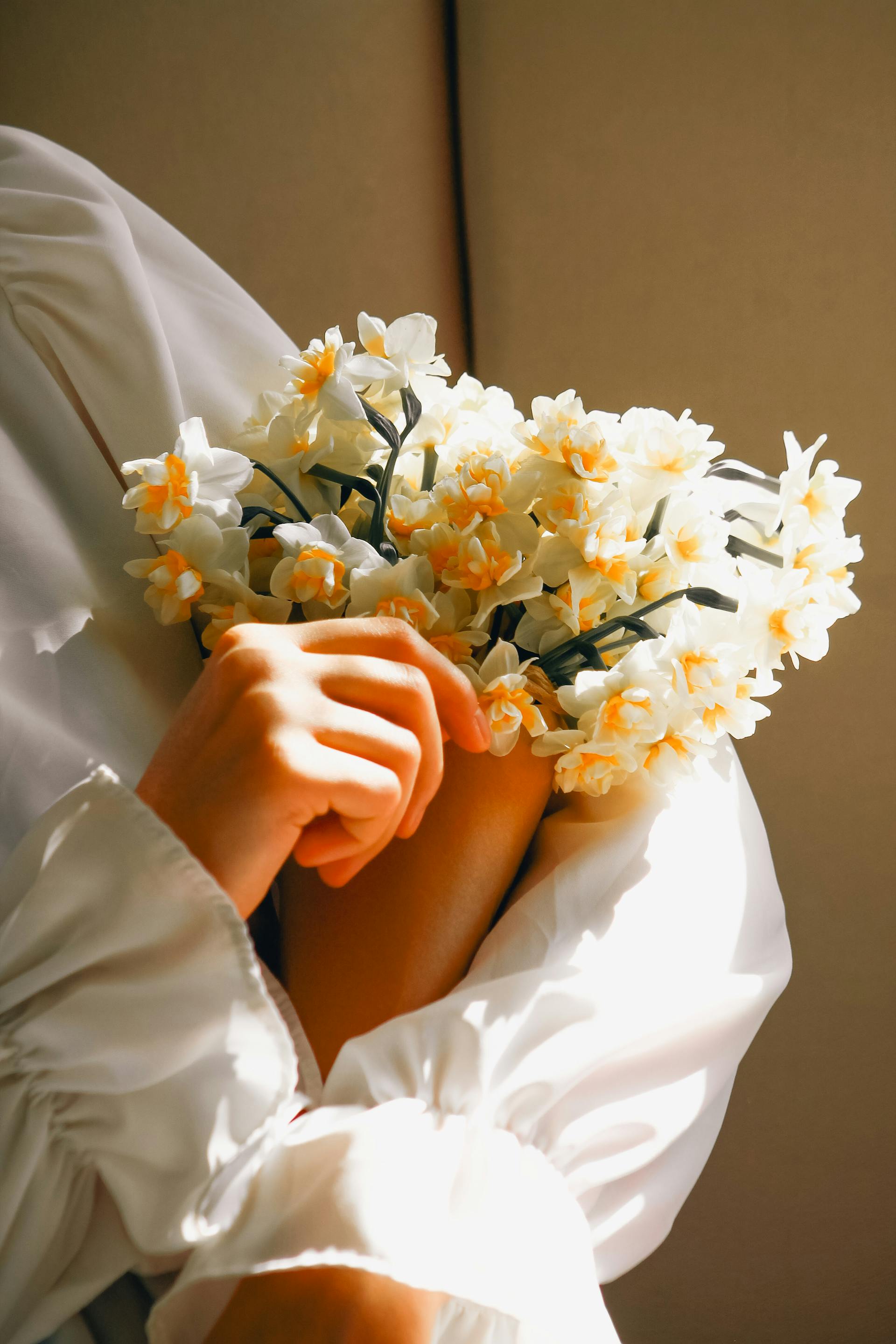 A woman holding flowers | Source: Pexels