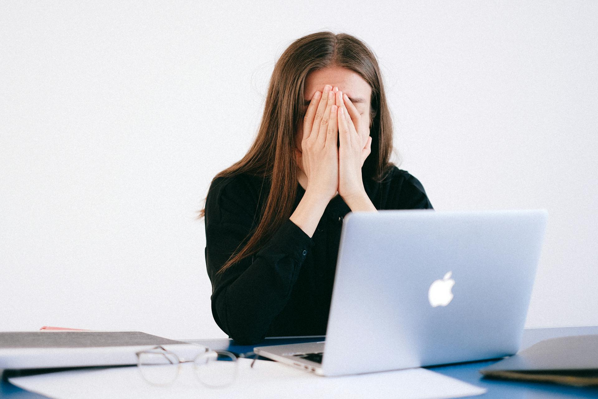 An anxious woman | Source: Pexels