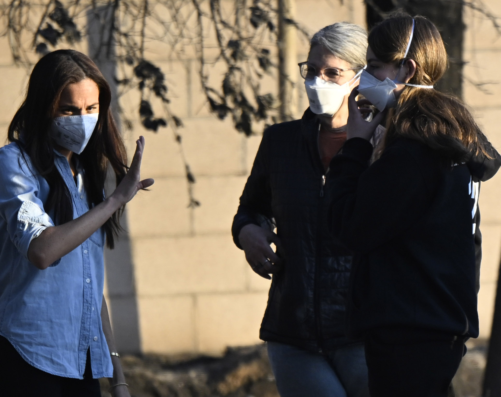 Meghan Markle with two unidentified women at a home that was destroyed during the Eaton Fire in Altadena, on January 10, 2025 | Source: Getty Images