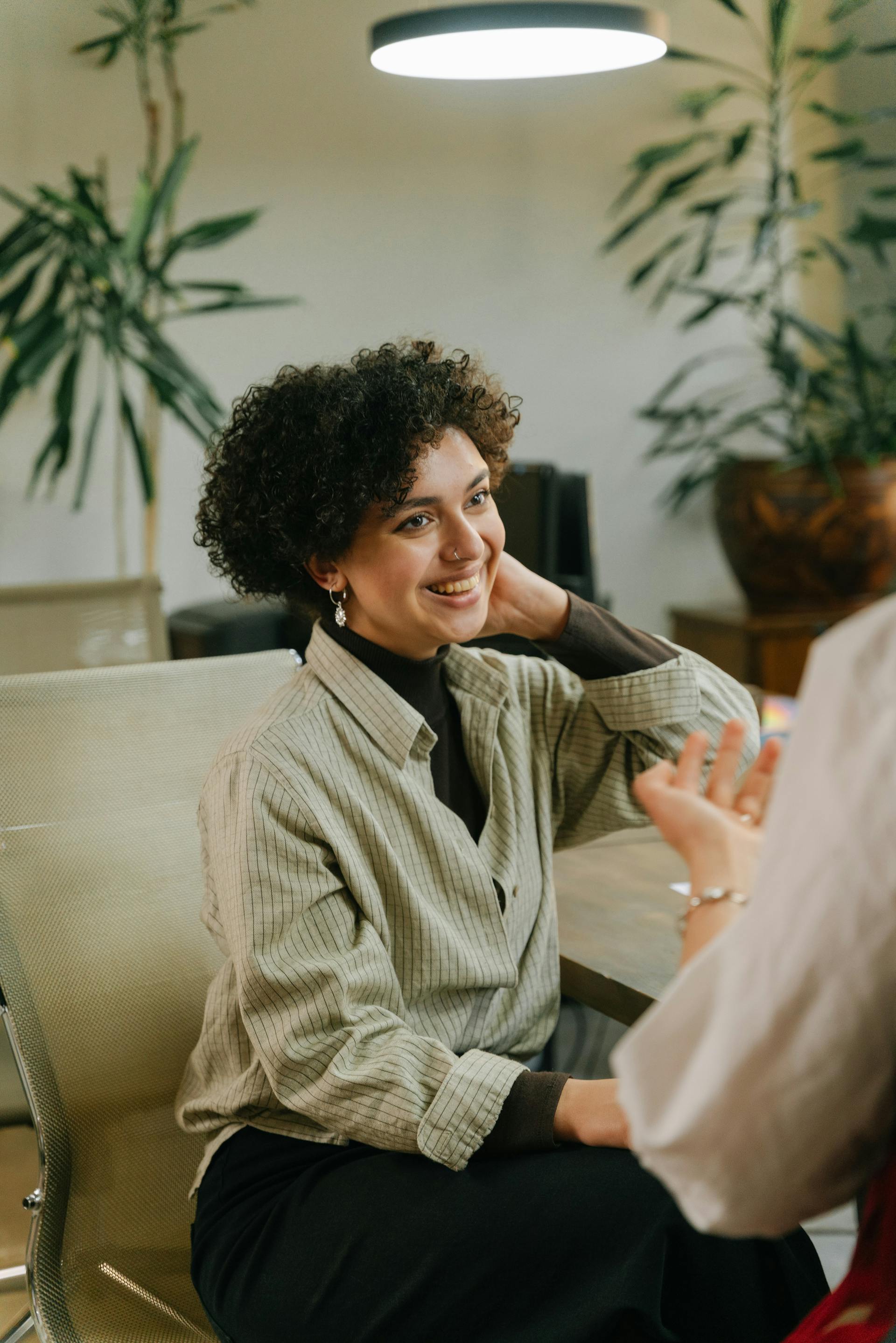 A woman talking to another woman | Source: Pexels