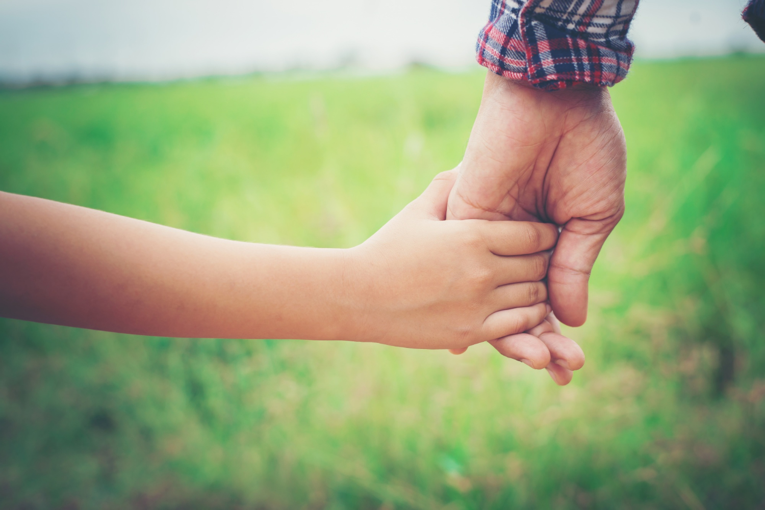A child holding their father's hand | Source: Freepik