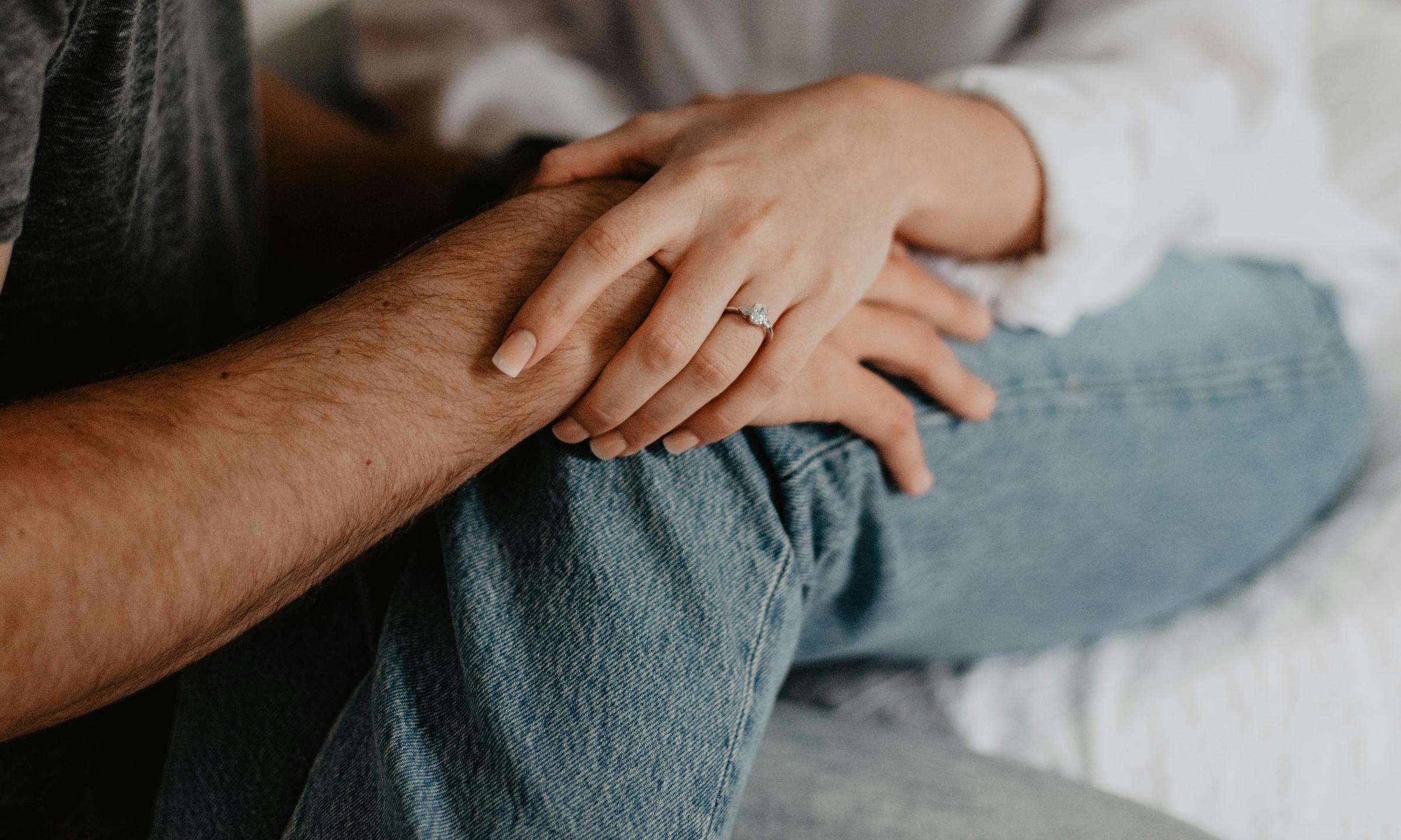 A couple holding hands | Source: Pexels