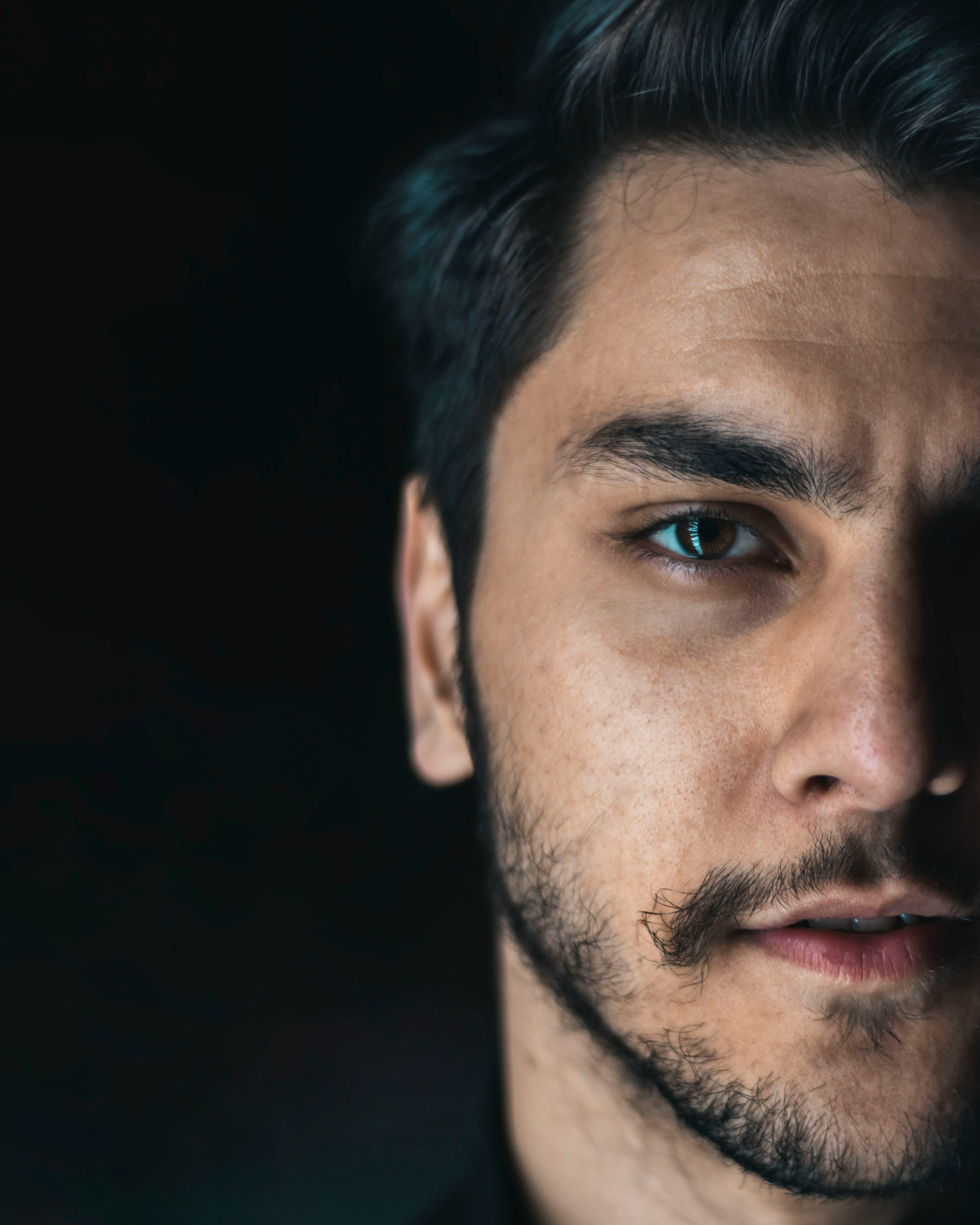 A man staring at someone | Source: Unsplash