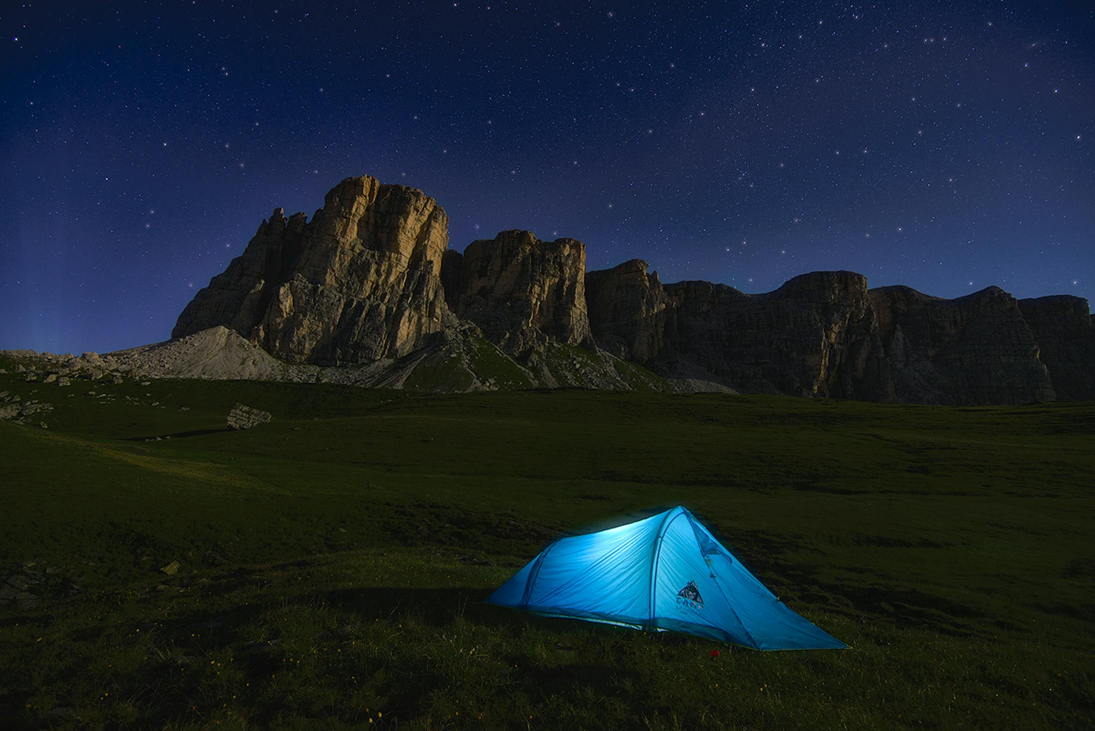 A tent and mountains | Source: Pexels