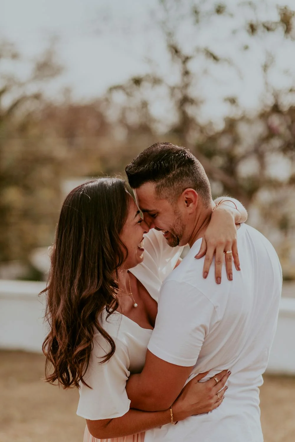 A happy couple hugging | Source: Pexels