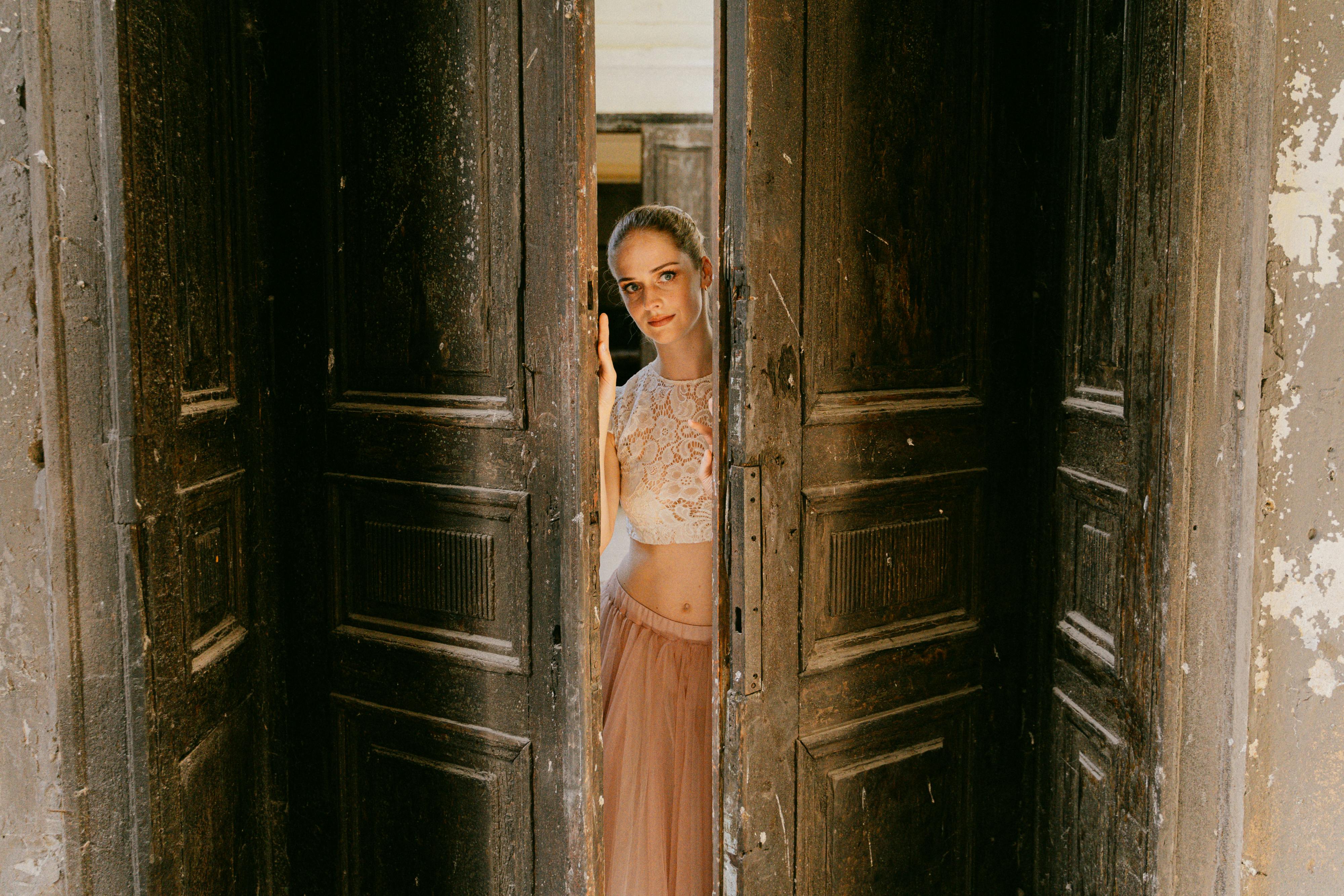 A woman opening a door | Source: Pexels
