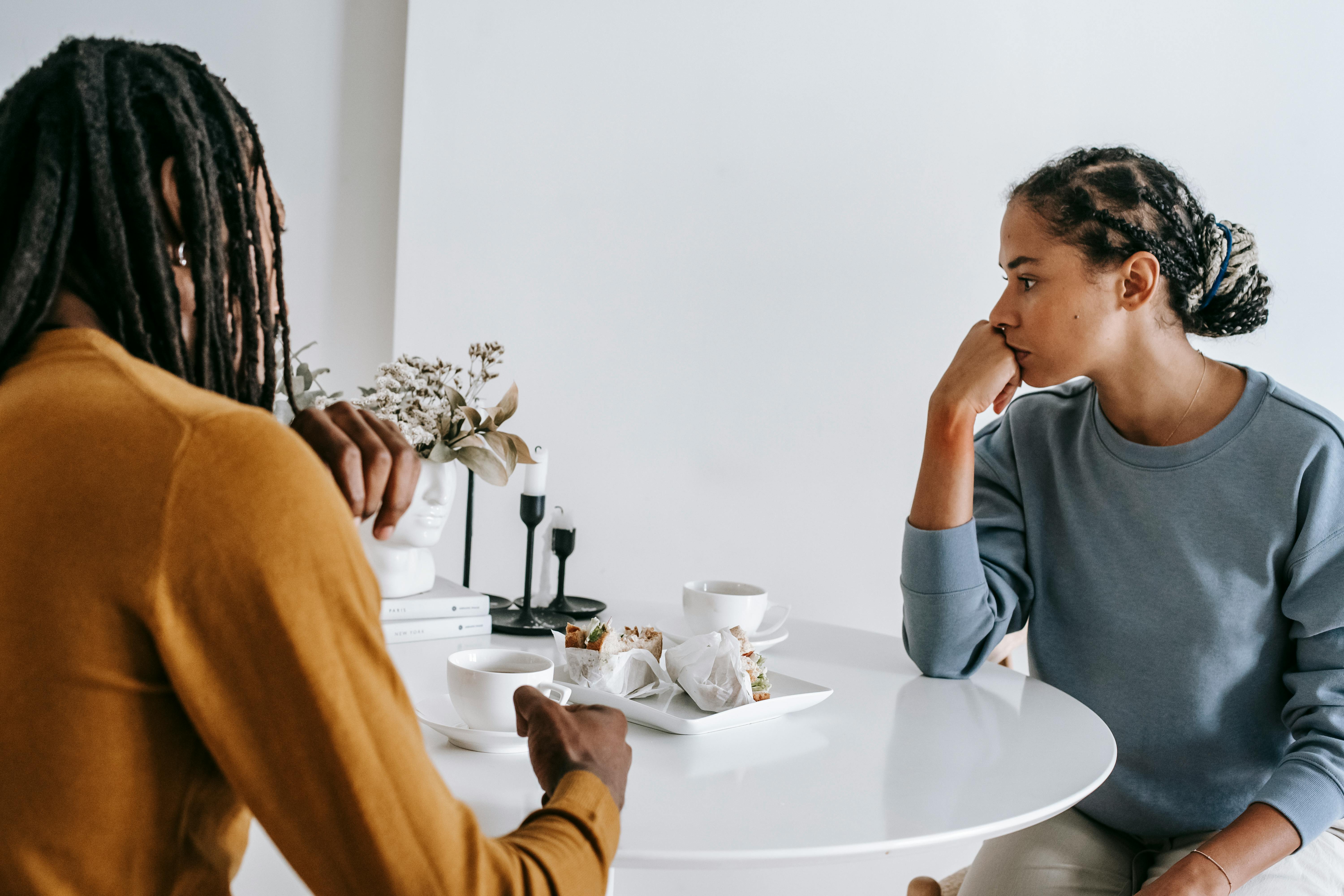 A couple talking over a meal | Source: Pexels