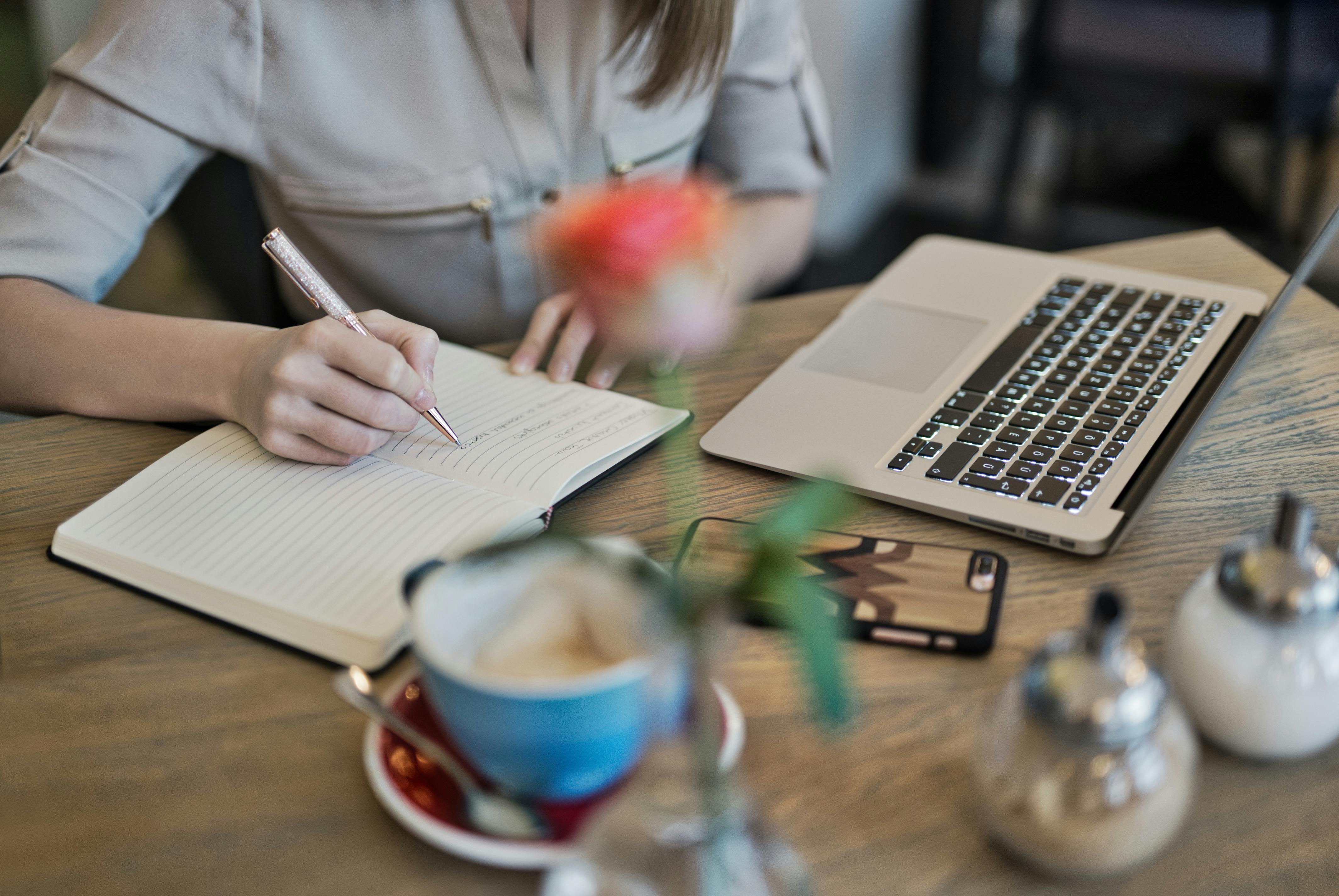 A woman working on something | Source: Pexels