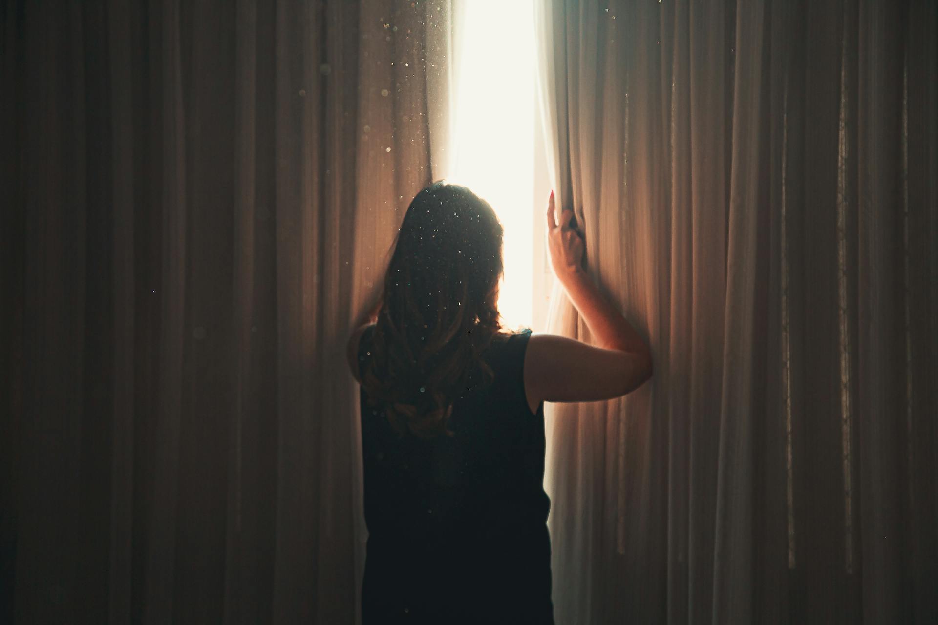 A woman looking out the window | Source: Pexels