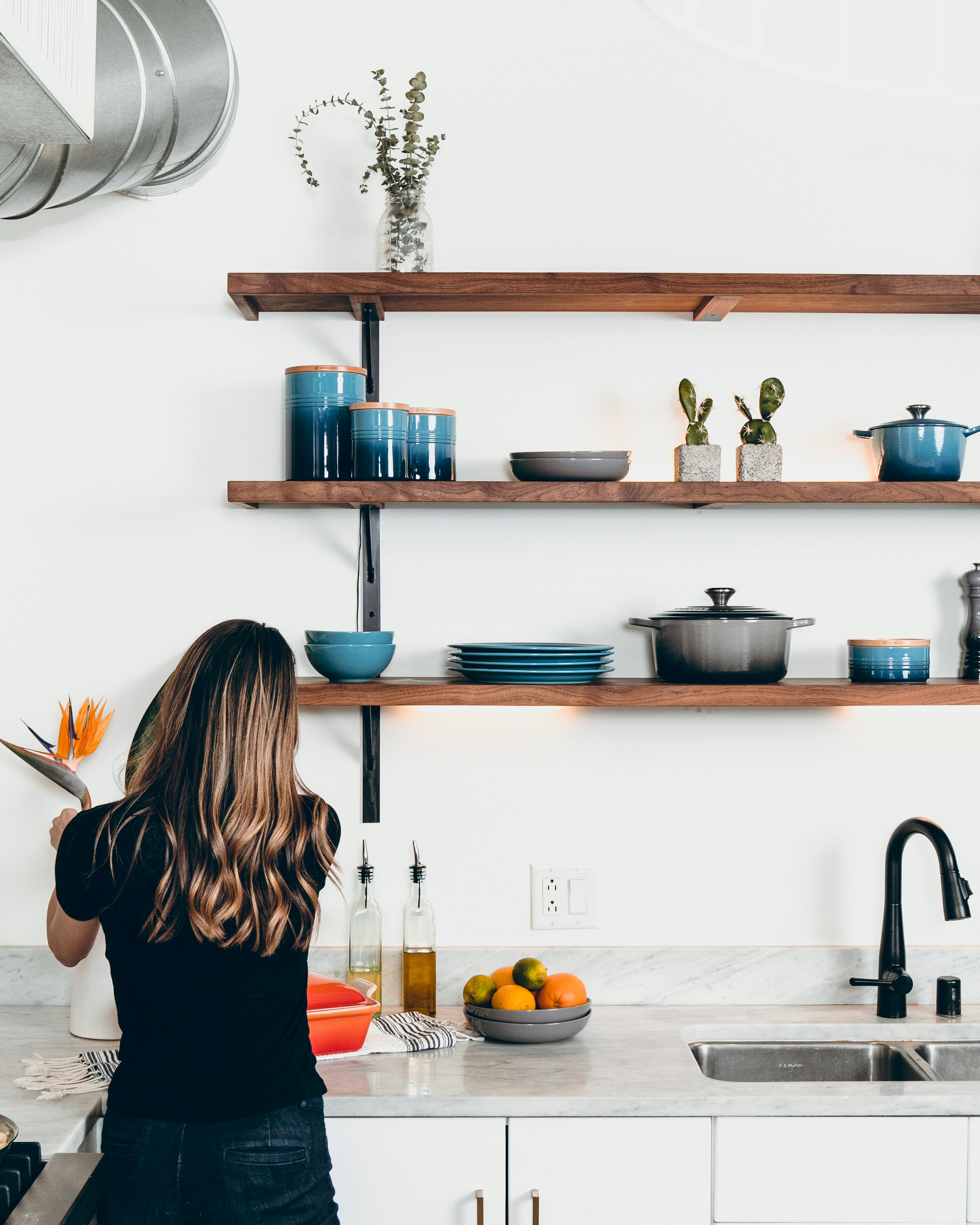 A woman standing in the kitchen | Source: Unsplash