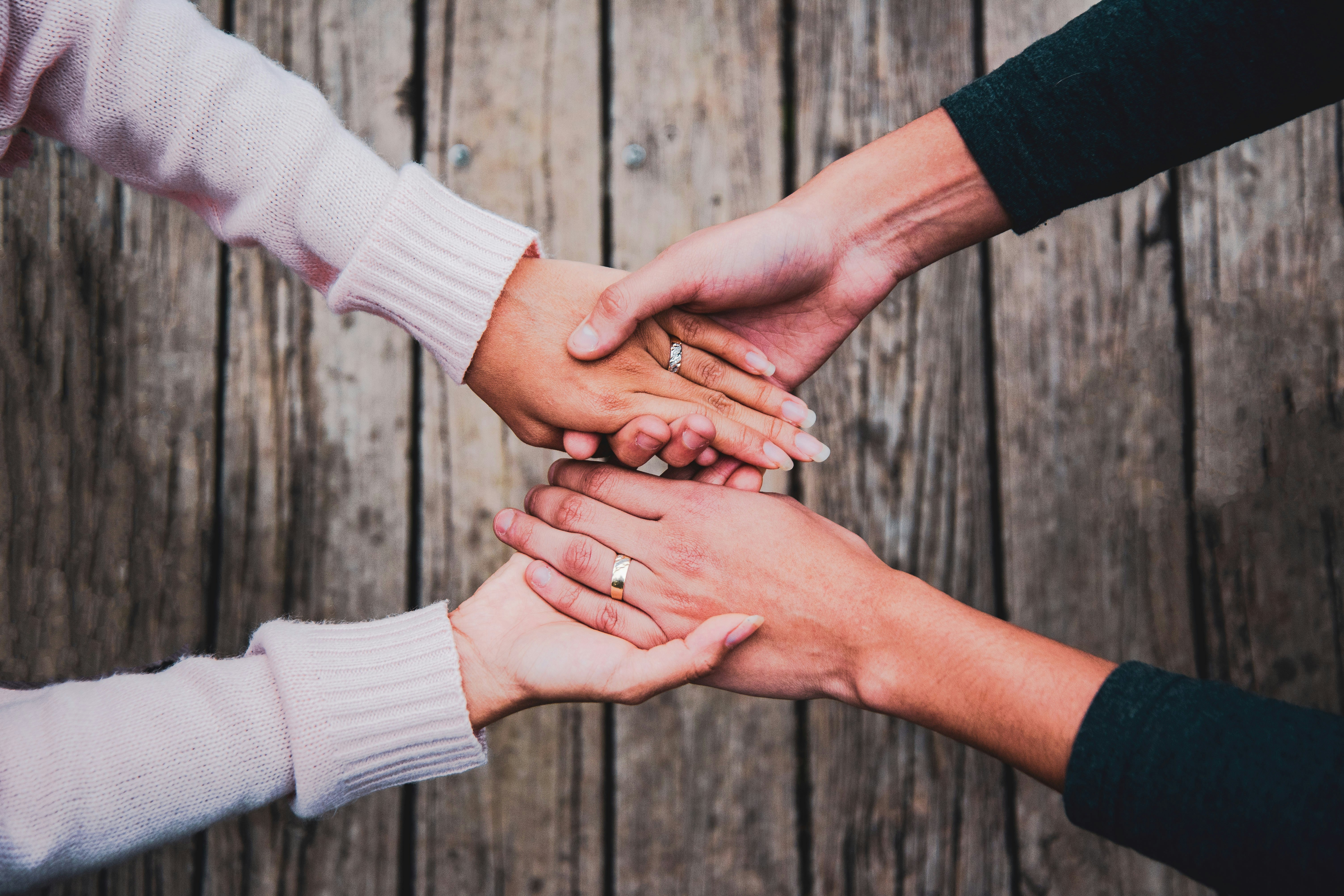 A married couple holding hands | Source: Unsplash