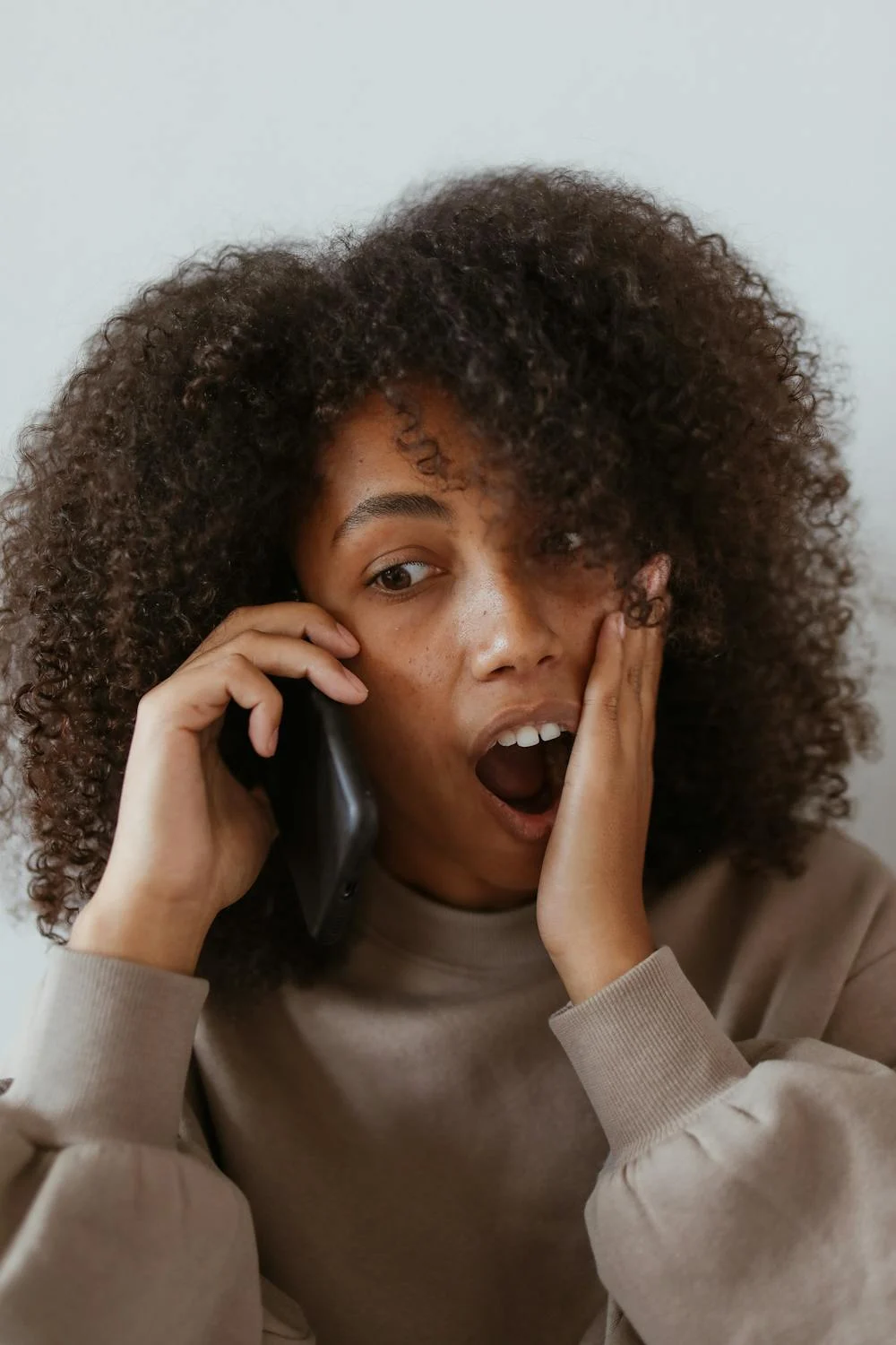 Shocked woman talking on her phone | Source: Pexels