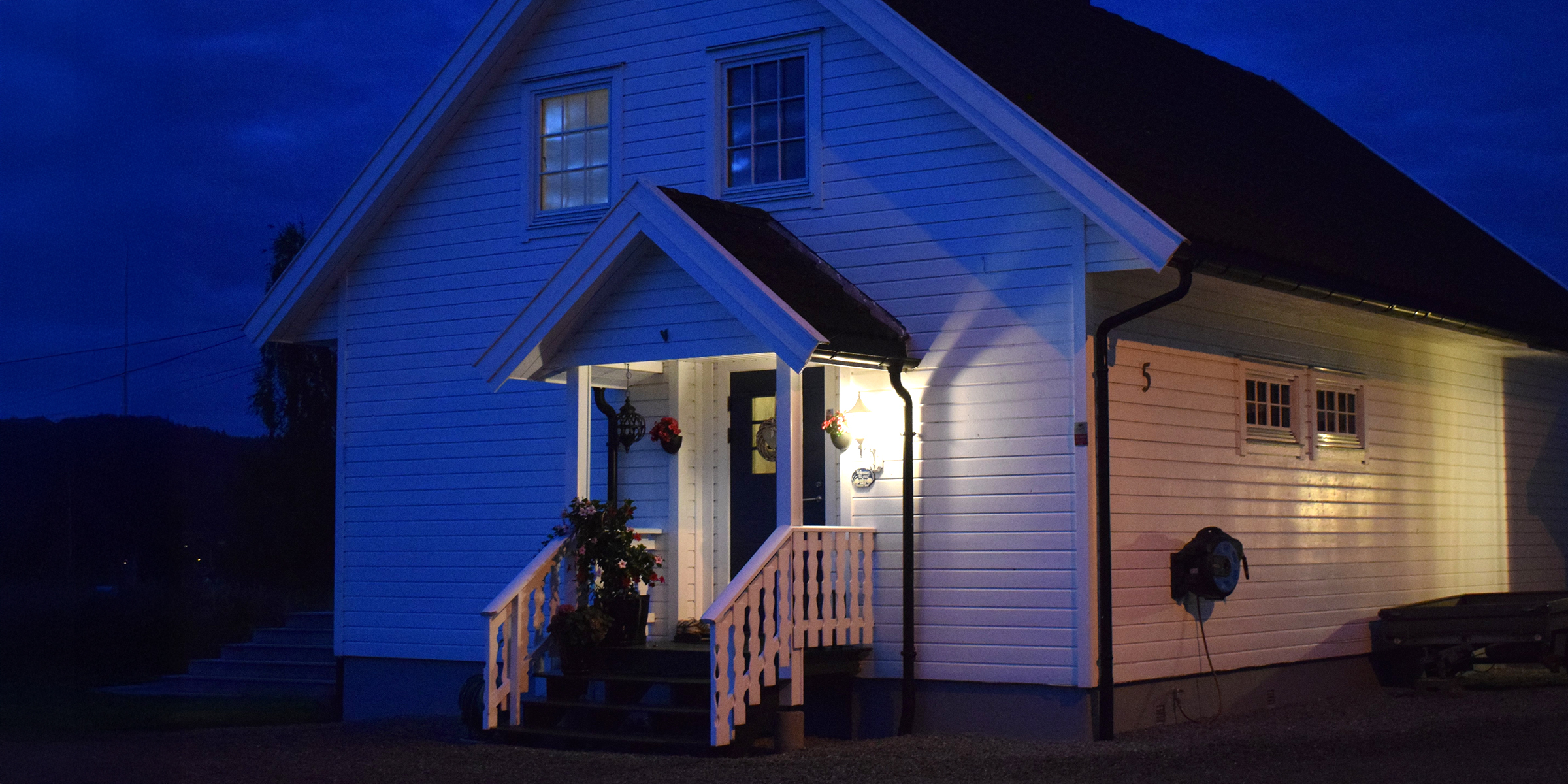 A suburban home at night | Source: Shutterstock