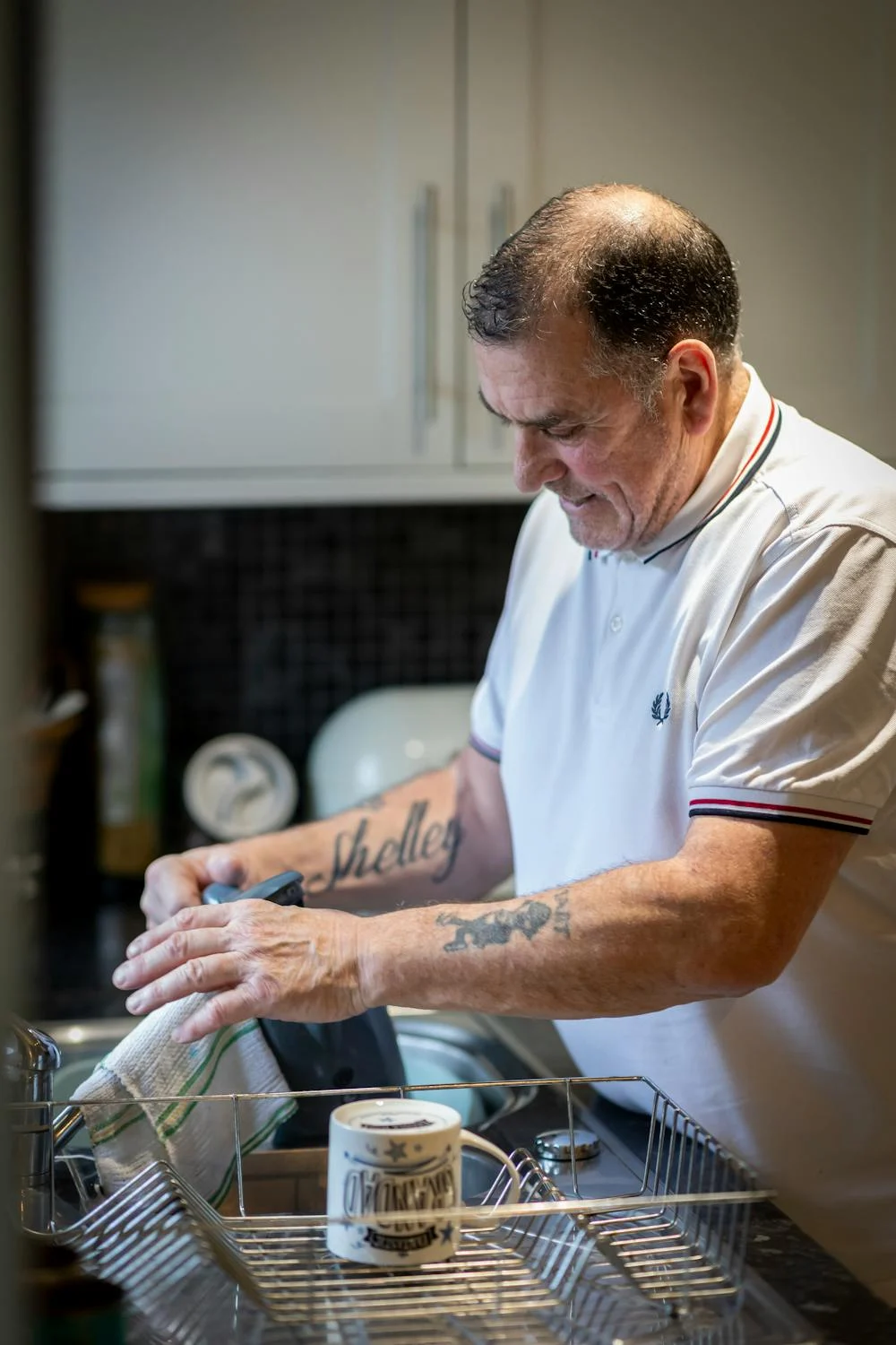 A man washing the dishes | Source: Pexels