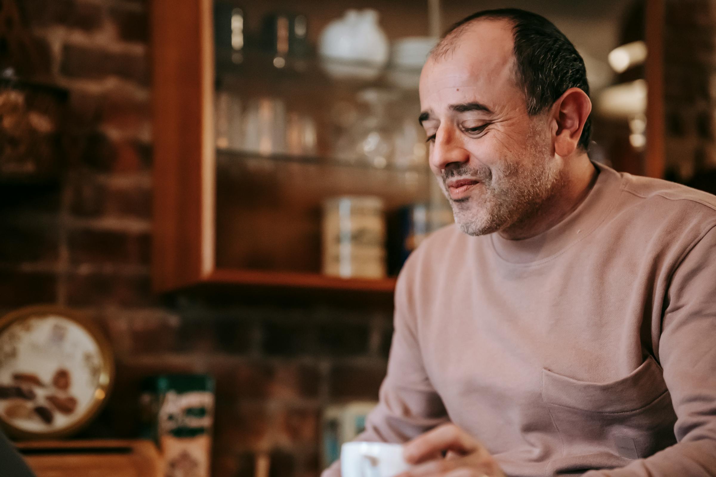 Middle-aged man looking down | Source: Pexels