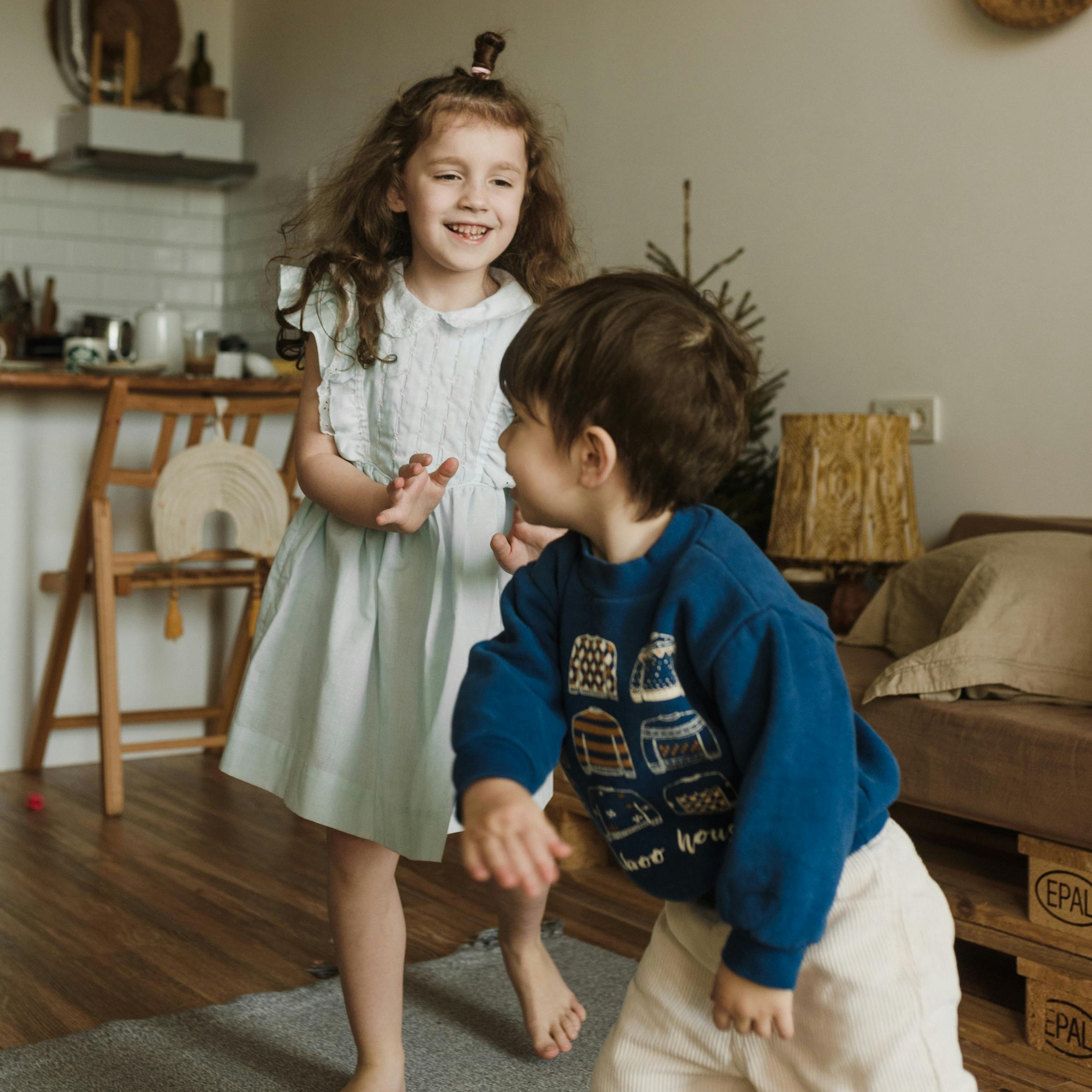 Children playing indoors rambunctiously | Source: Pexels