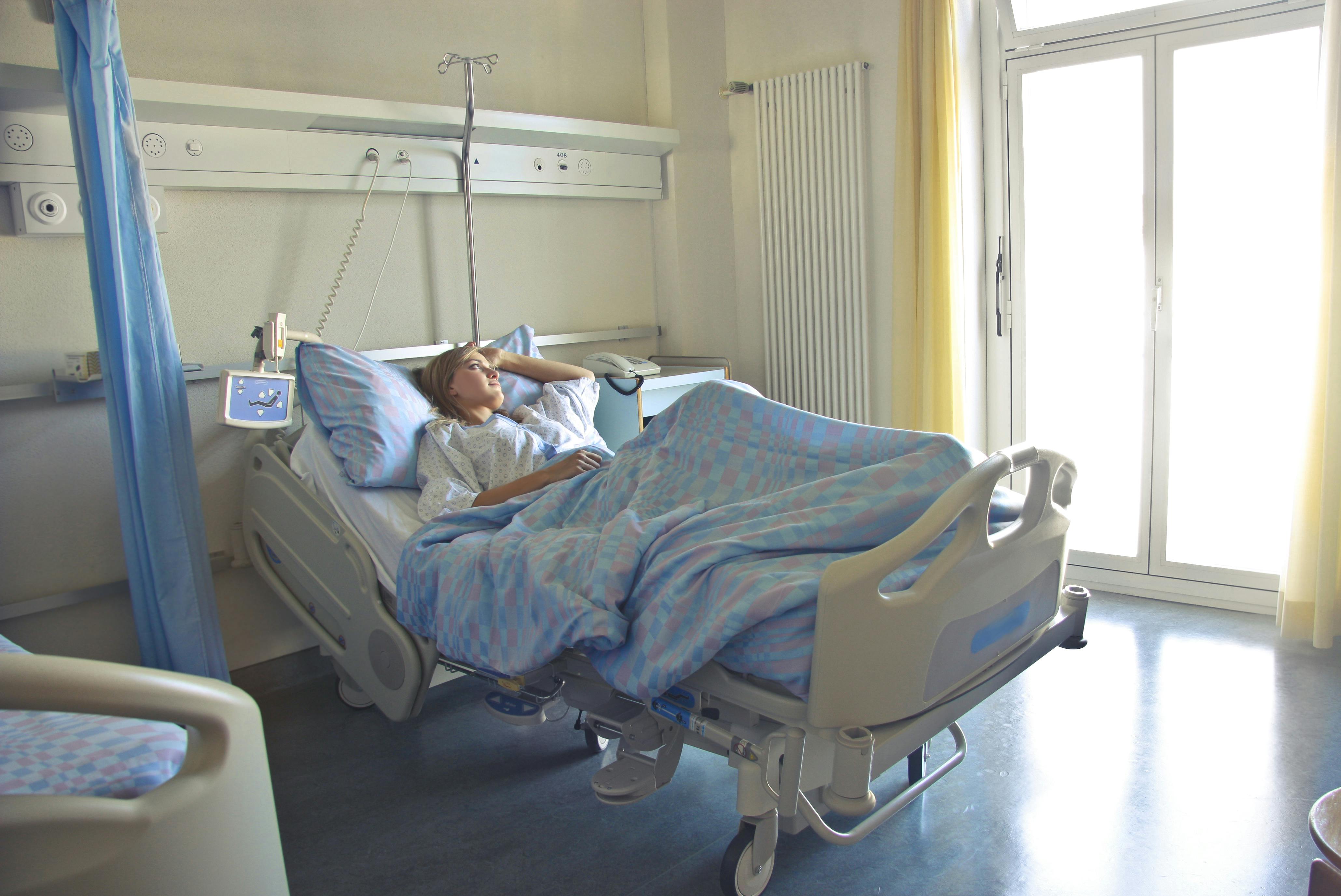 A sick woman in a hospital bed | Source: Pexels